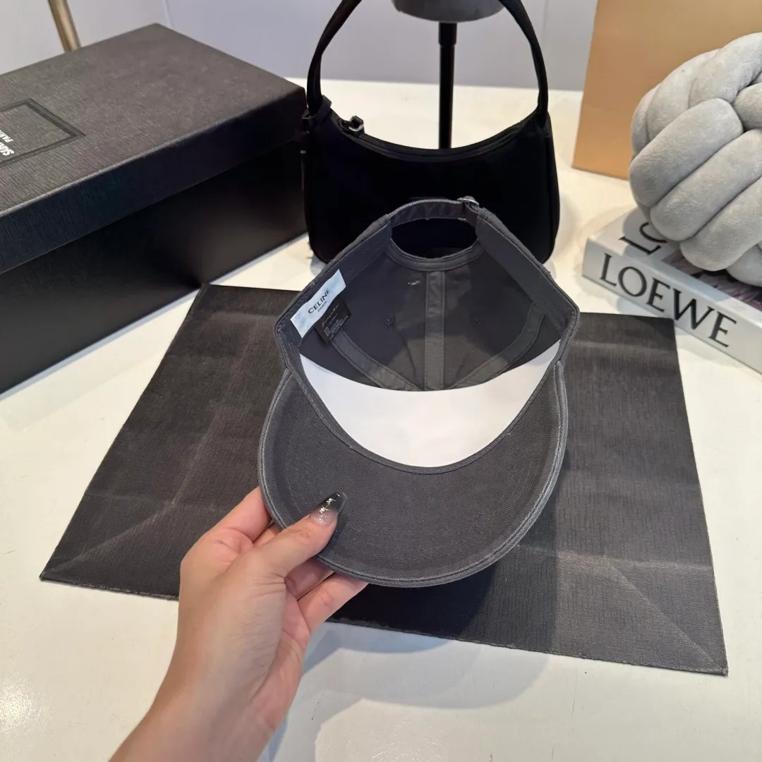 P60 CELINE new classic casual and trendy baseball cap🧢Japanese and Korean style, looks great with any combination! A must-have when traveling