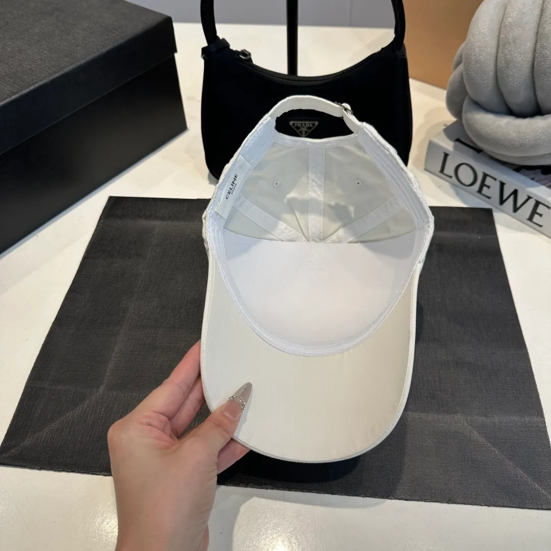 P60 CELINE's new classic casual and trendy baseball cap🧢Japanese and Korean style, looks great with any combination! A must-have when traveling