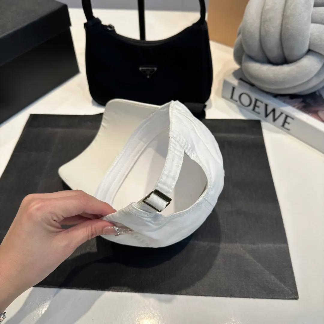 P60 CELINE's new classic casual and trendy baseball cap🧢Japanese and Korean style, looks great with any combination! A must-have when traveling