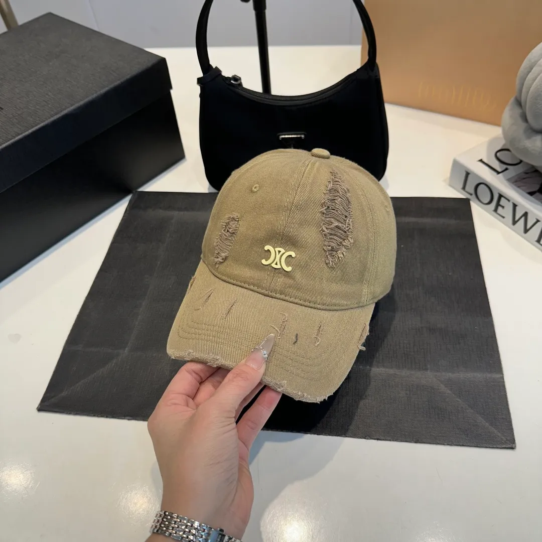 P60 Celine's new baseball cap 🧢 This season is decorated with the small Arc de Triomphe logo. Navy blue｜black｜dark red. Casual and practical! Close your eyes and enter!
