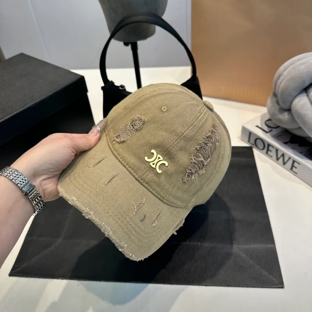 P60 Celine's new baseball cap 🧢 This season is decorated with the small Arc de Triomphe logo. Navy blue｜black｜dark red. Casual and practical! Close your eyes and enter!