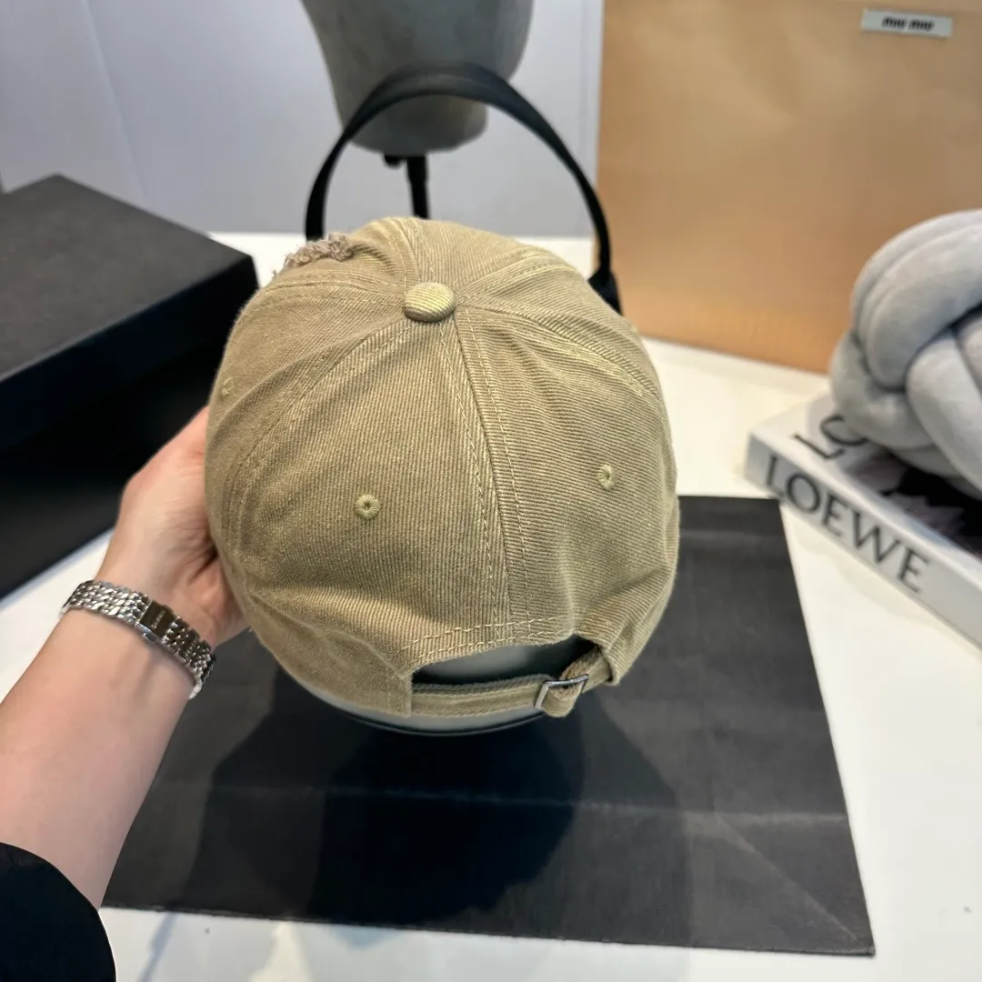 P60 Celine's new baseball cap 🧢 This season is decorated with the small Arc de Triomphe logo. Navy blue｜black｜dark red. Casual and practical! Close your eyes and enter!