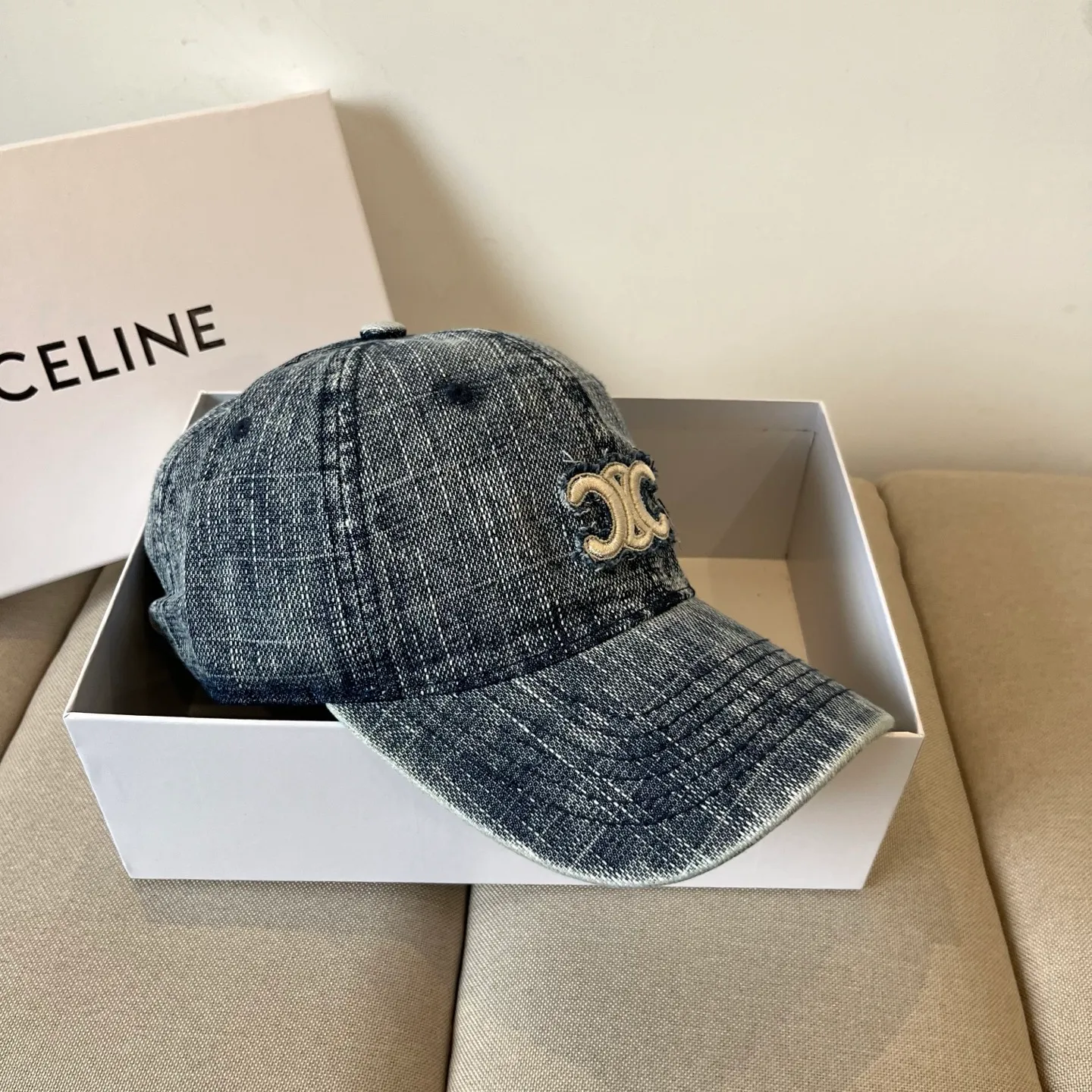 P60 [CELINE Celine] New classic casual and trendy baseball cap🧢Japanese and Korean style, looks great with any combination! A must-have when traveling
