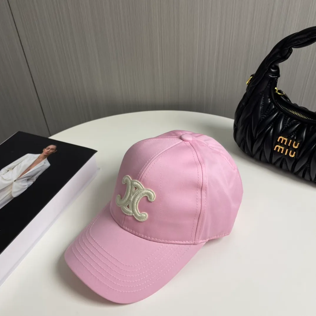 P70 popular CELINE official website purchase version. Original 1:1 customized! The latest baseball cap with the same style as the simple letter star, fashionable and high-end workmanship! Every hat is made with care! Extraordinary quality, suitable for both men and women.    Céline's hat has a simple design, high-end color matching, delicate texture, and clean style. It is an iconic item. The letter C is the official icon of CELINE. It is deeply rooted in the brand's historical heritage, and at the same time it exudes modern elegance and a new trend of retro modernity. Simple baseball cap decorated with C logo. Self-attitude, no need to elaborate.