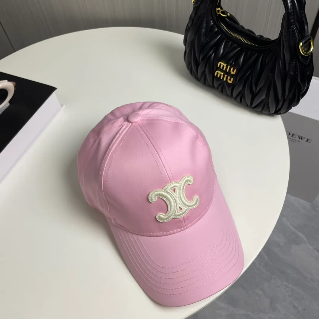 P70 popular CELINE official website purchase version. Original 1:1 customized! The latest baseball cap with the same style as the simple letter star, fashionable and high-end workmanship! Every hat is made with care! Extraordinary quality, suitable for both men and women.    Céline's hat has a simple design, high-end color matching, delicate texture, and clean style. It is an iconic item. The letter C is the official icon of CELINE. It is deeply rooted in the brand's historical heritage, and at the same time it exudes modern elegance and a new trend of retro modernity. Simple baseball cap decorated with C logo. Self-attitude, no need to elaborate.