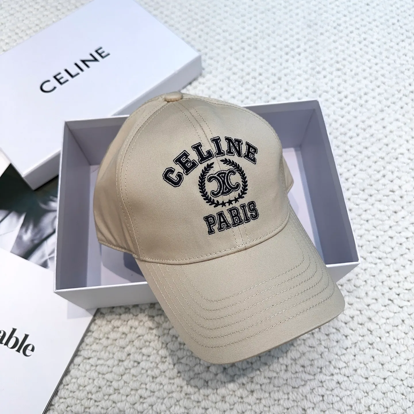 P70 popular CELINE (Celine) latest baseball cap with simple letters, fashionable and high-end workmanship! Every hat is made with care! Extraordinary quality, suitable for both men and women.    Céline's hat has a simple design, high-end color matching, delicate texture, and clean style. It is an iconic item. The letter C is the official icon of CELINE. It is deeply rooted in the brand's historical heritage, and at the same time it exudes modern elegance and a new trend of retro modernity. Simple baseball cap decorated with C logo. Self-attitude, no need to elaborate.