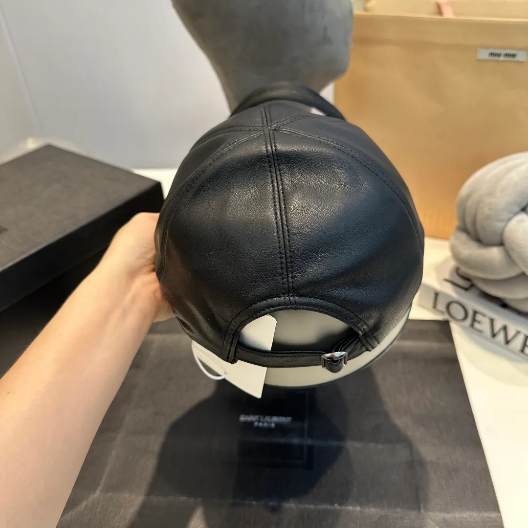 P70 CELINE new autumn cowhide baseball cap with vintage texture leather logo, double-layer material on the brim. The brim is crisp and stylish, and comes standard with fashionable cold hats.