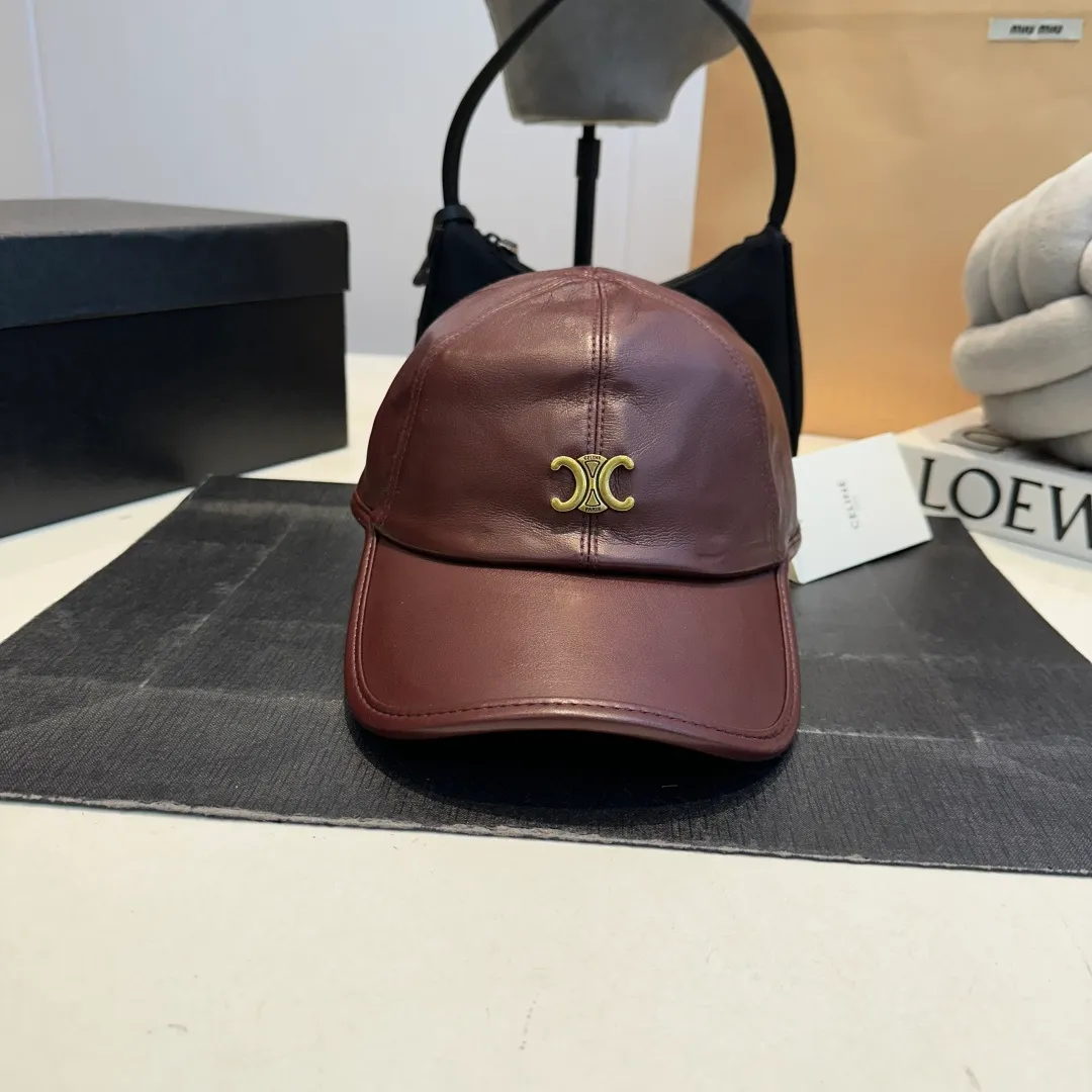 P70 CELINE new autumn cowhide baseball cap with vintage texture leather logo, double-layer material on the brim. The brim is crisp and stylish, and comes standard with fashionable cold hats.