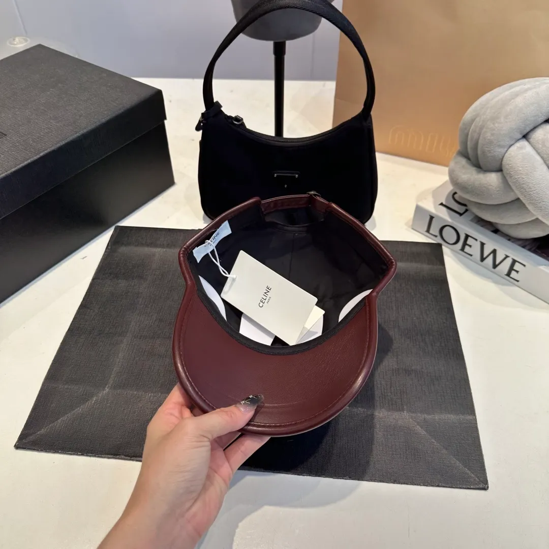 P70 CELINE new autumn cowhide baseball cap with vintage texture leather logo, double-layer material on the brim. The brim is crisp and stylish, and comes standard with fashionable cold hats.