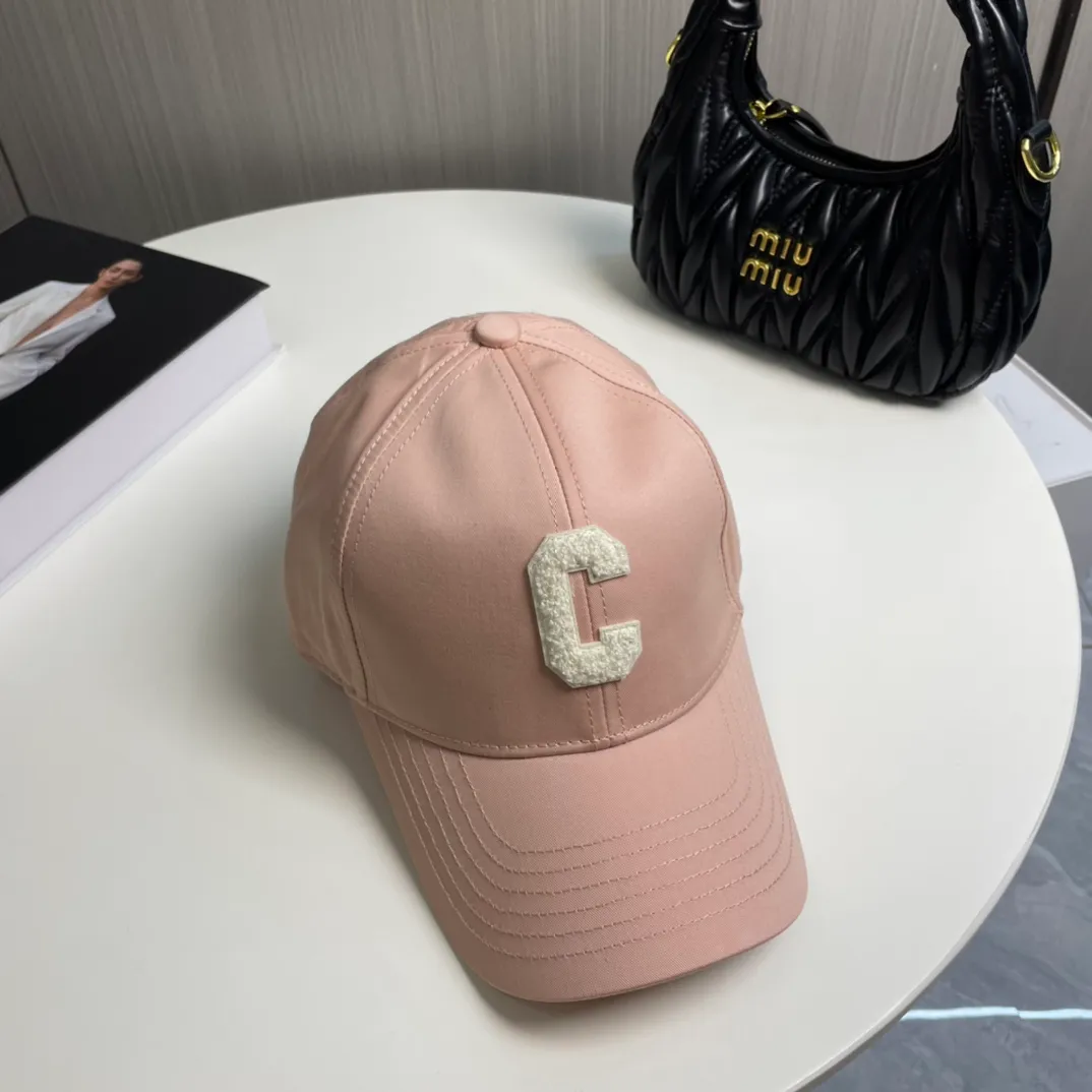 P76 popular CELINE (Celine) official website purchase version. Original 1:1 customized! The latest baseball cap with the same style as the simple letter star, fashionable and high-end workmanship! Every hat is made with care! Extraordinary quality, suitable for both men and women.    Céline's hat has a simple design, high-end color matching, delicate texture, and clean style. It is an iconic item. The letter C is the official icon of CELINE. It is deeply rooted in the brand's historical heritage, and at the same time it exudes modern elegance and a new trend of retro modernity. Simple baseball cap decorated with C logo. Self-attitude, no need to elaborate.