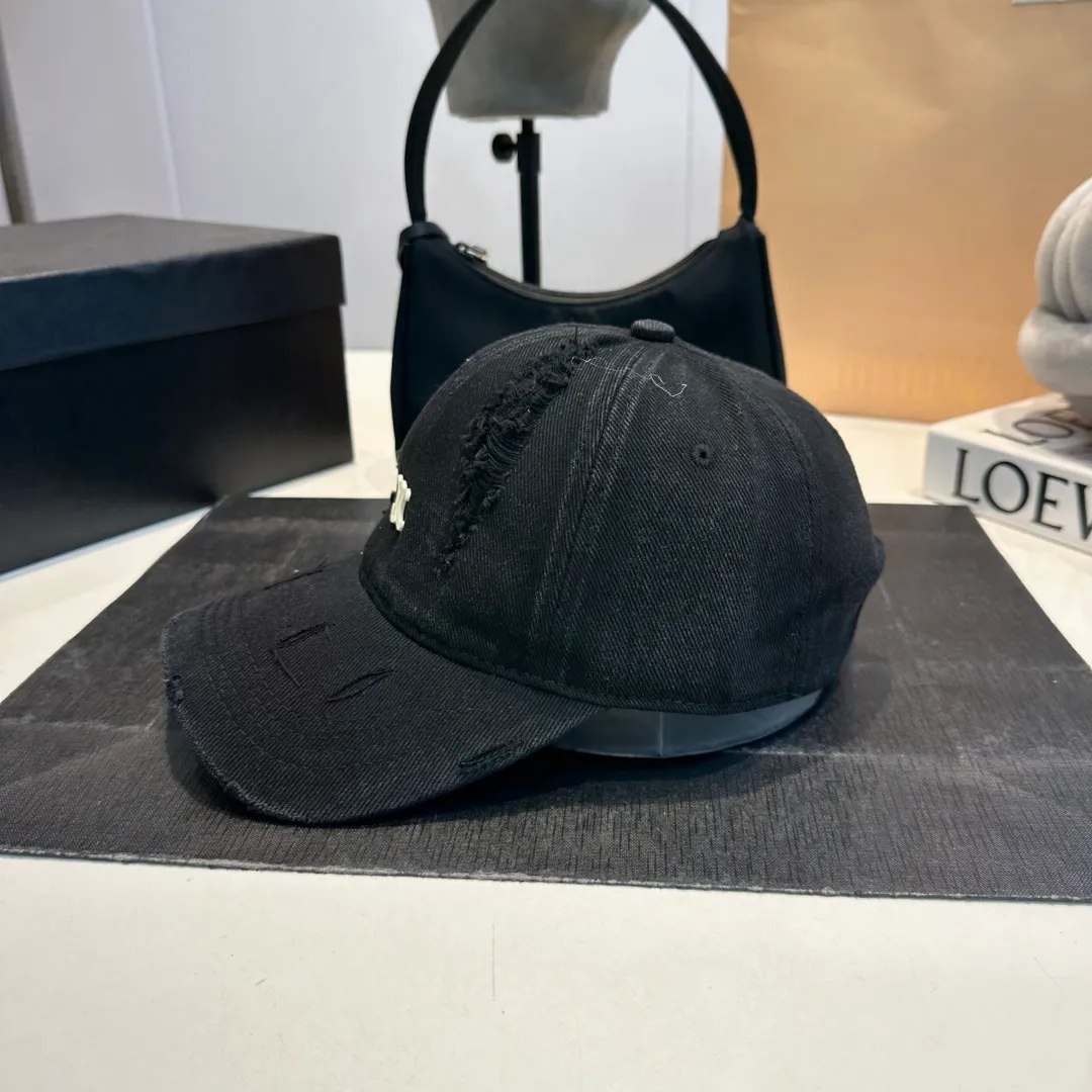 P60 Celine's new baseball cap 🧢 This season is decorated with the small Arc de Triomphe logo. Navy blue｜black｜dark red. Casual and practical! Close your eyes and enter!