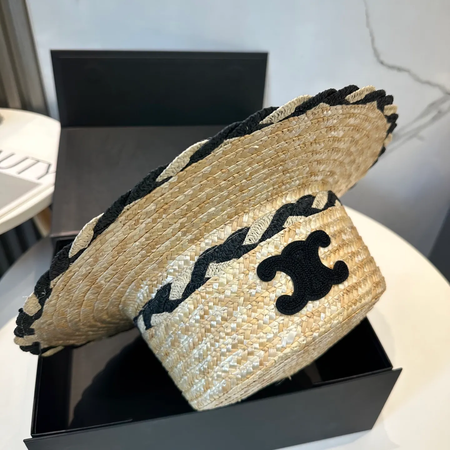 P70 CELINE new straw hat, advanced customization, lady style, attention to detail, sun protection and UV protection in summer, a must-have for travel, versatile and good-looking