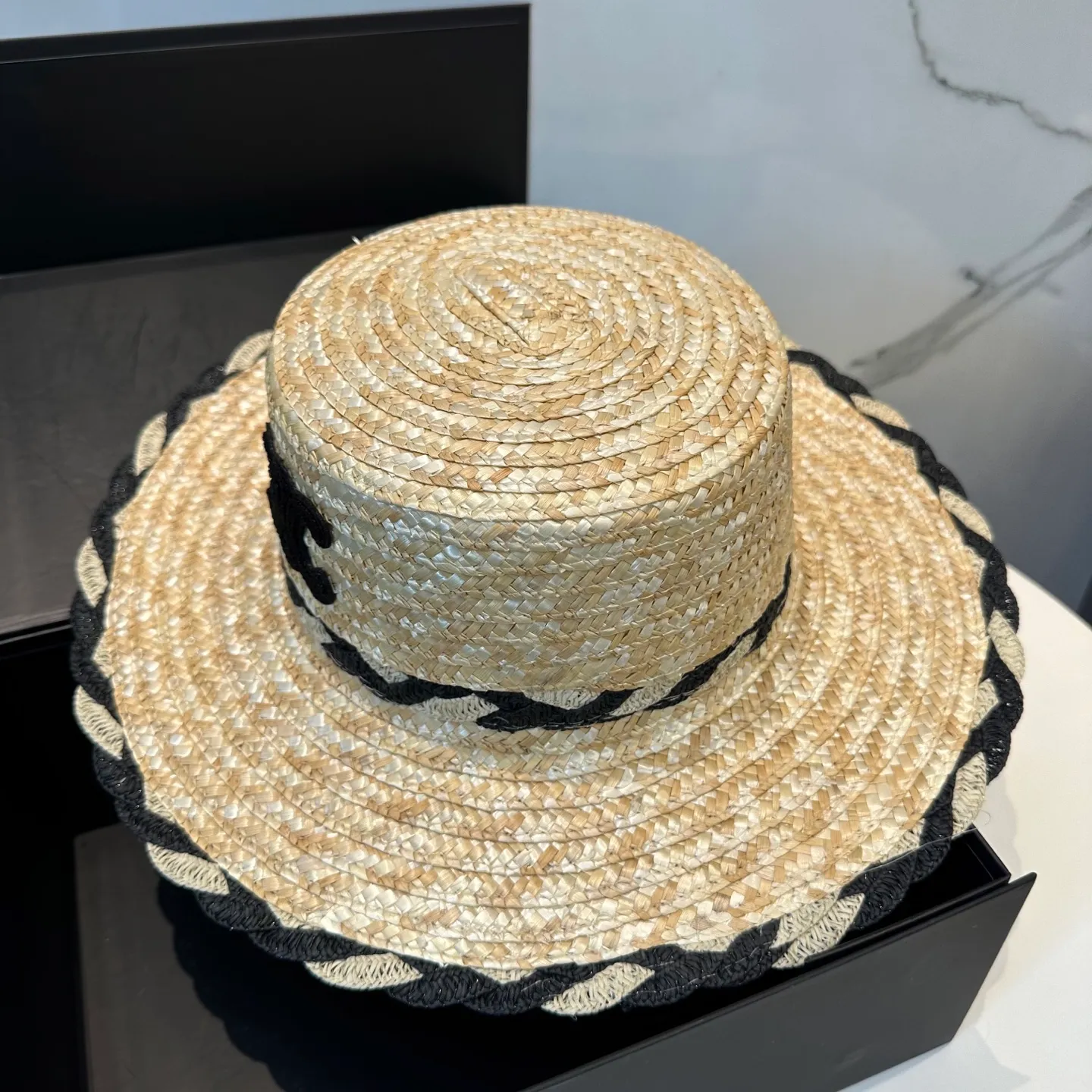 P70 CELINE new straw hat, advanced customization, lady style, attention to detail, sun protection and UV protection in summer, a must-have for travel, versatile and good-looking