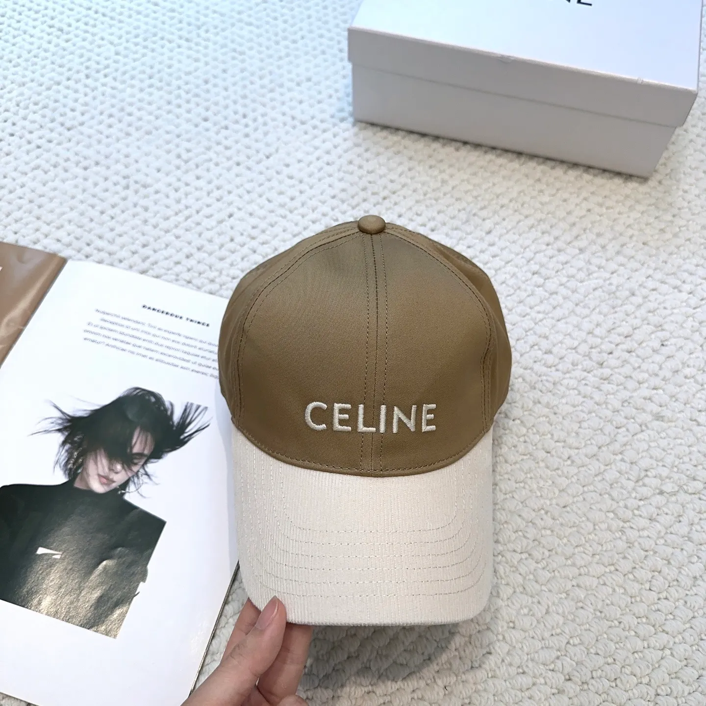 P70 popular CELINE official website purchase version. Original 1:1 customized! The latest baseball cap with the same style as the simple letter star, fashionable and high-end workmanship! Every hat is made with care! Extraordinary quality, suitable for both men and women.    Céline's hat has a simple design, high-end color matching, delicate texture, and clean style. It is an iconic item. The letter C is the official icon of CELINE. It is deeply rooted in the brand's historical heritage, and at the same time it exudes modern elegance and a new trend of retro modernity. Simple baseball cap decorated with C logo. Self-attitude, no need to elaborate.