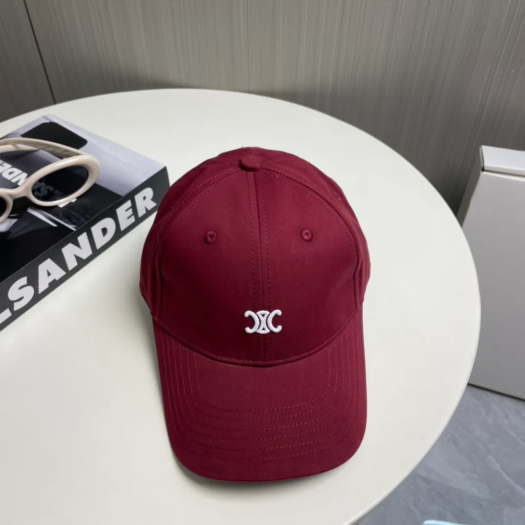 P70 popular CELINE (Celine) latest baseball cap with simple letters, fashionable and high-end workmanship! Every hat is made with care! Extraordinary quality, suitable for both men and women.    Céline's hat has a simple design, high-end color matching, delicate texture, and clean style. It is an iconic item. The letter C is the official icon of CELINE. It is deeply rooted in the brand's historical heritage, and at the same time it exudes modern elegance and a new trend of retro modernity. Simple baseball cap decorated with C logo. Self-attitude, no need to elaborate.