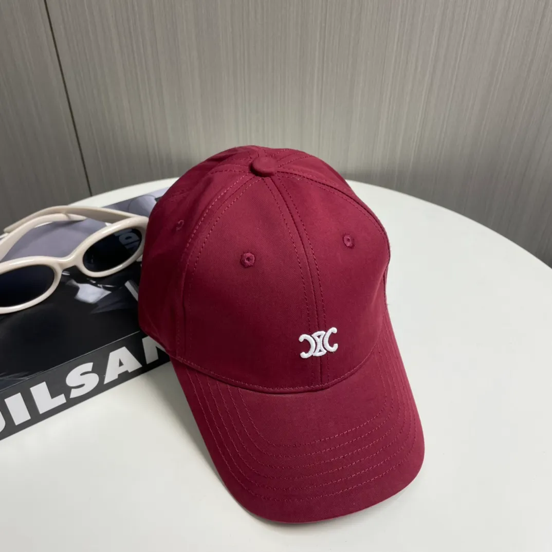P70 popular CELINE (Celine) latest baseball cap with simple letters, fashionable and high-end workmanship! Every hat is made with care! Extraordinary quality, suitable for both men and women.    Céline's hat has a simple design, high-end color matching, delicate texture, and clean style. It is an iconic item. The letter C is the official icon of CELINE. It is deeply rooted in the brand's historical heritage, and at the same time it exudes modern elegance and a new trend of retro modernity. Simple baseball cap decorated with C logo. Self-attitude, no need to elaborate.