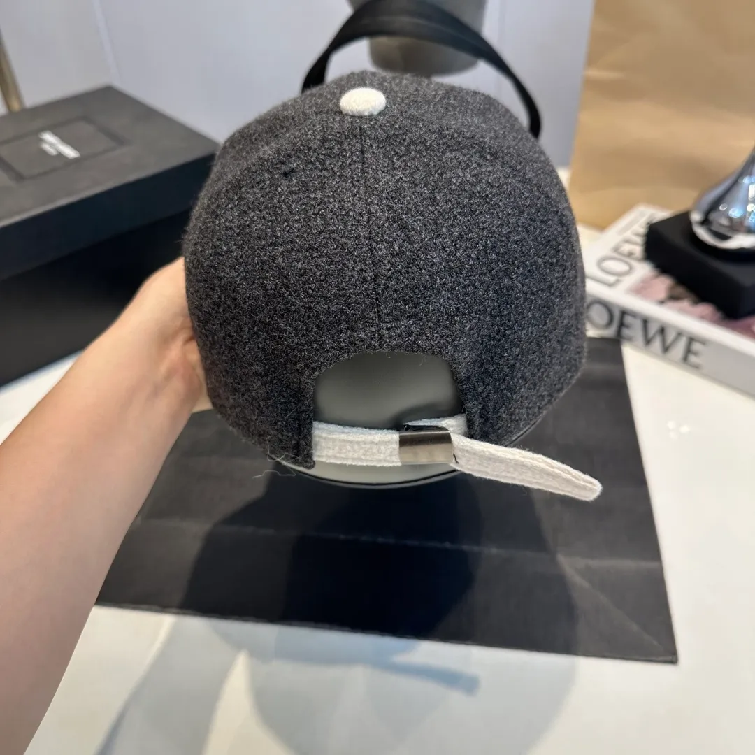 P54 CELINE's new classic casual and trendy baseball cap🧢Japanese and Korean style, looks great with any combination! A must-have when traveling
