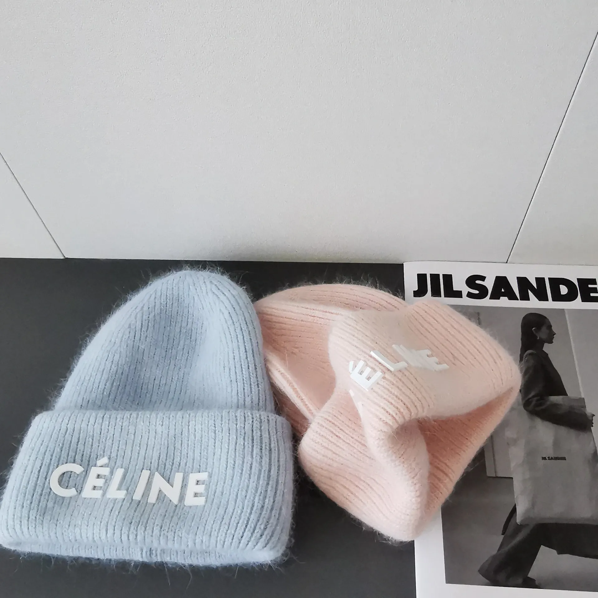 P50 CELINE's new embossed font beanie continues the past minimalist and high-end style, and has the trendy style before the Z era. It is casual, comfortable and fashionable. It is simple and has a complete set of packaging. 2016120
