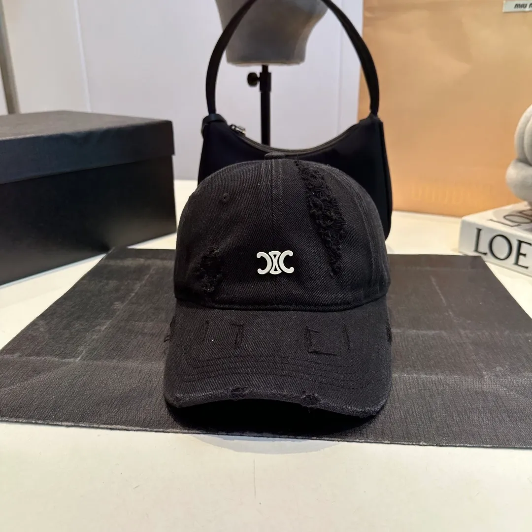 P60 Celine's new baseball cap 🧢 This season is decorated with the small Arc de Triomphe logo. Navy blue｜black｜dark red. Casual and practical! Close your eyes and enter!