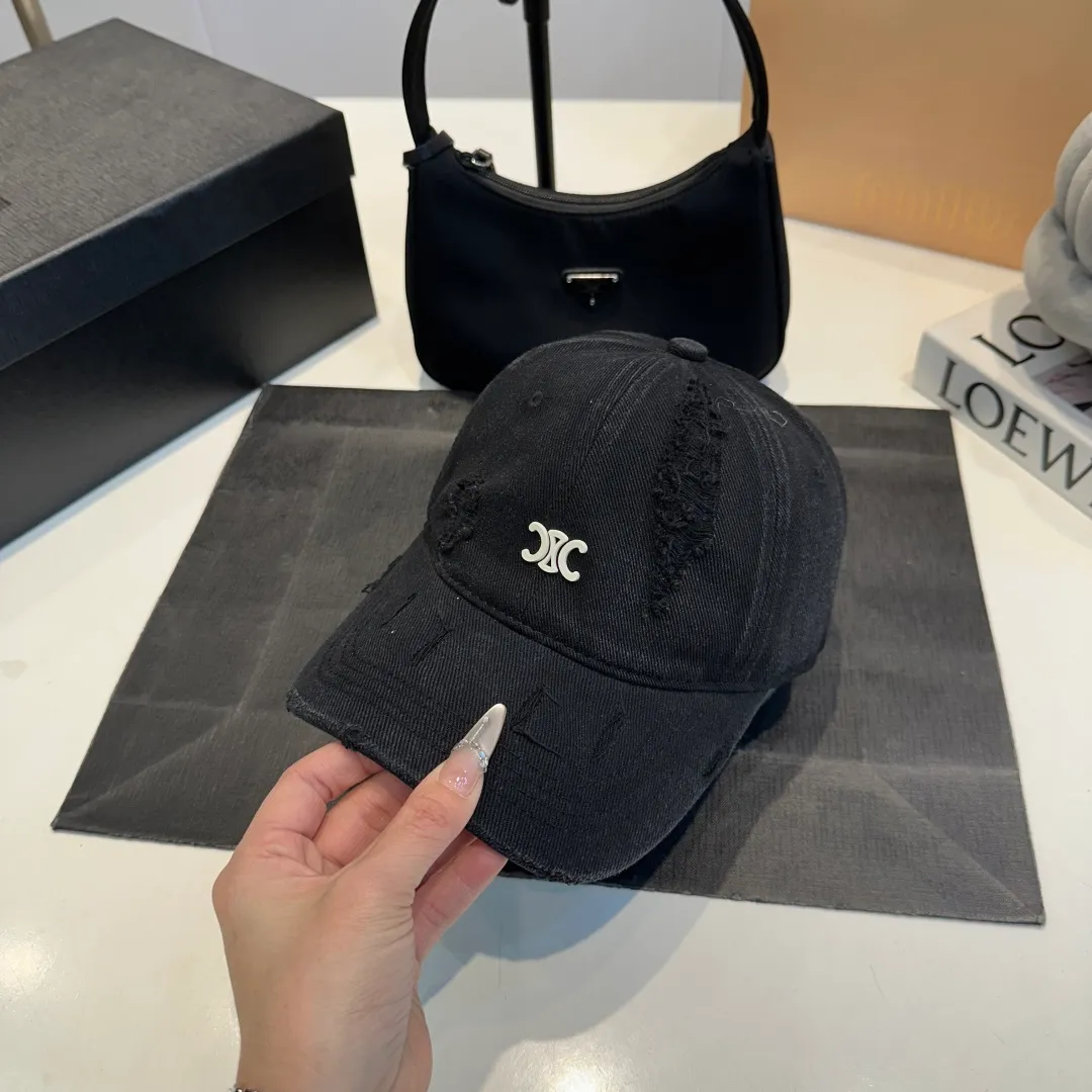 P60 Celine's new baseball cap 🧢 This season is decorated with the small Arc de Triomphe logo. Navy blue｜black｜dark red. Casual and practical! Close your eyes and enter!