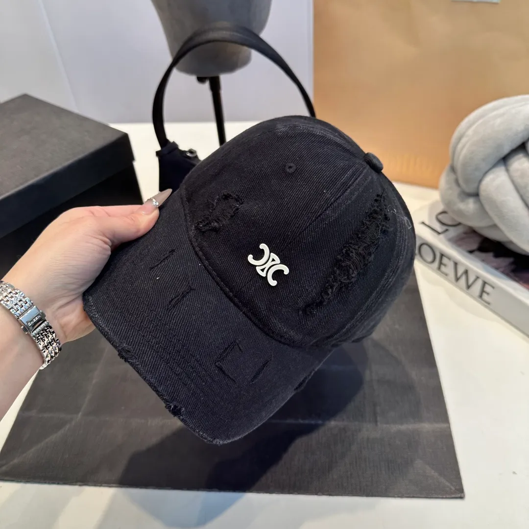 P60 Celine's new baseball cap 🧢 This season is decorated with the small Arc de Triomphe logo. Navy blue｜black｜dark red. Casual and practical! Close your eyes and enter!
