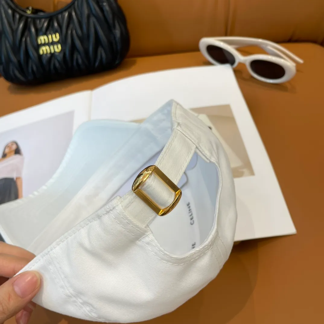 P86 popular CELINE (Celine) official website purchase version. Original 1:1 customized! The latest baseball cap with the same style as the simple letter star, fashionable and high-end workmanship! Every hat is made with care! Extraordinary quality, suitable for both men and women.    Céline's hat has a simple design, high-end color matching, delicate texture, and clean style. It is an iconic item. The letter C is the official icon of CELINE. It is deeply rooted in the brand's historical heritage, and at the same time it exudes modern elegance and a new trend of retro modernity. Simple baseball cap decorated with C logo. Self-attitude, no need to elaborate.