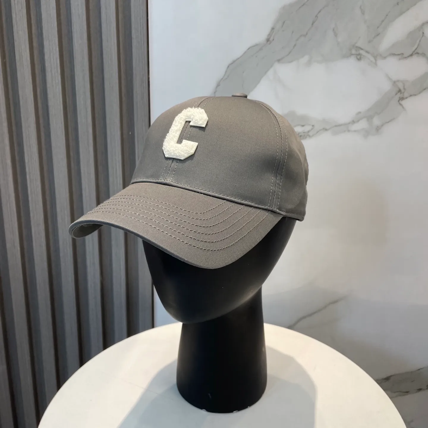 P70 popular CELINE official website purchase version. Original 1:1 customized! The latest baseball cap with the same style as the simple letter star, fashionable and high-end workmanship! Every hat is made with care! Extraordinary quality, suitable for both men and women.    Céline's hat has a simple design, high-end color matching, delicate texture, and clean style. It is an iconic item. The letter C is the official icon of CELINE. It is deeply rooted in the brand's historical heritage, and at the same time it exudes modern elegance and a new trend of retro modernity. Simple baseball cap decorated with C logo. Self-attitude, no need to elaborate.