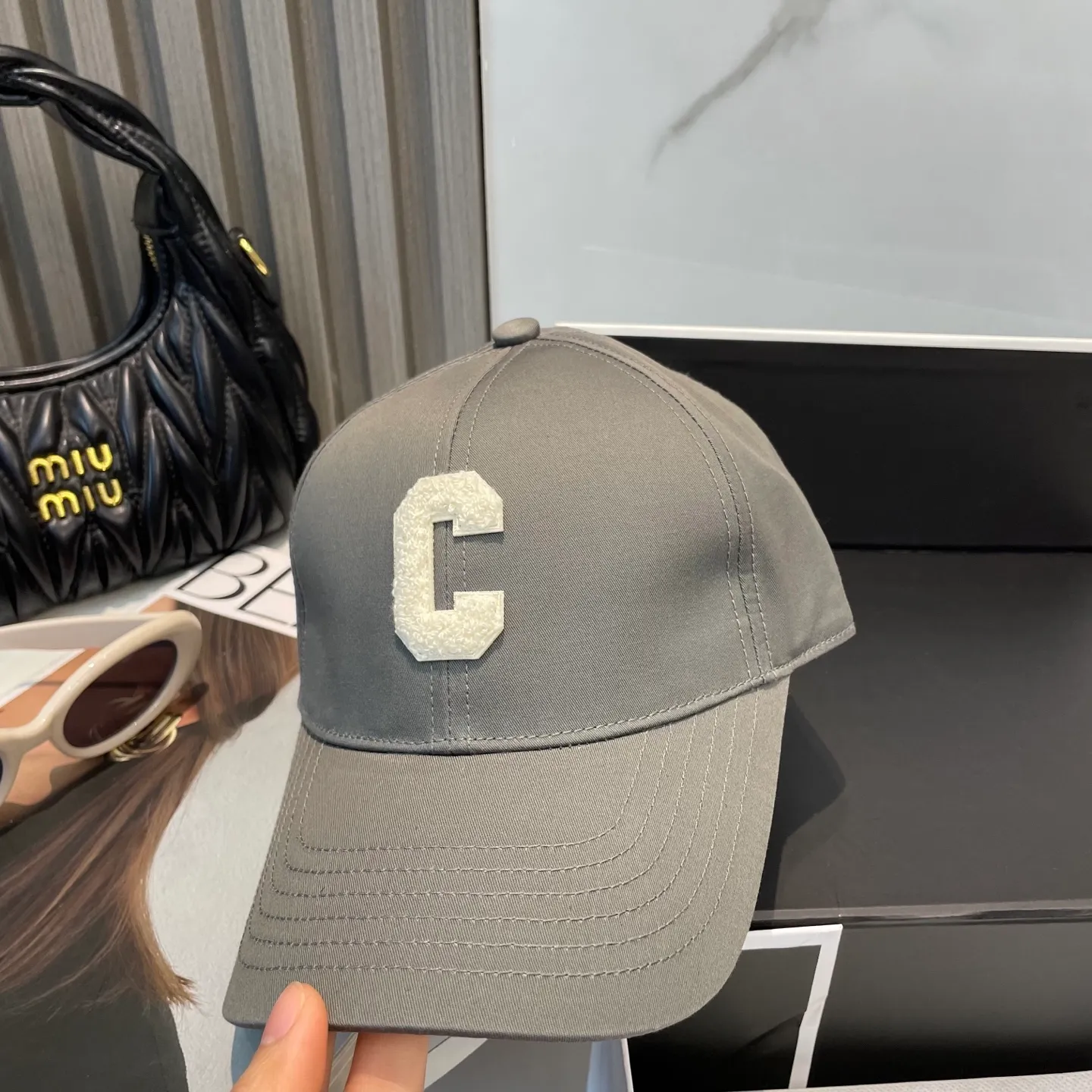 P70 popular CELINE official website purchase version. Original 1:1 customized! The latest baseball cap with the same style as the simple letter star, fashionable and high-end workmanship! Every hat is made with care! Extraordinary quality, suitable for both men and women.    Céline's hat has a simple design, high-end color matching, delicate texture, and clean style. It is an iconic item. The letter C is the official icon of CELINE. It is deeply rooted in the brand's historical heritage, and at the same time it exudes modern elegance and a new trend of retro modernity. Simple baseball cap decorated with C logo. Self-attitude, no need to elaborate.