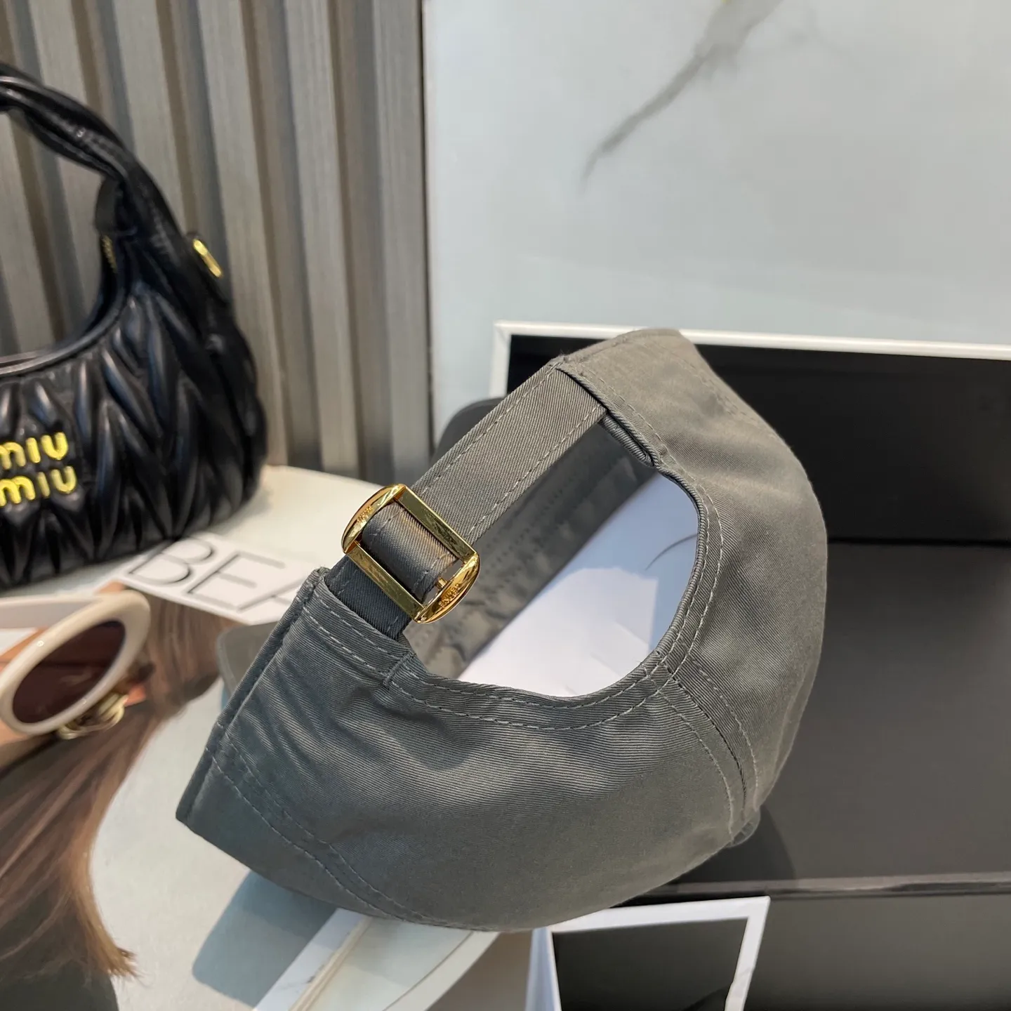 P70 popular CELINE official website purchase version. Original 1:1 customized! The latest baseball cap with the same style as the simple letter star, fashionable and high-end workmanship! Every hat is made with care! Extraordinary quality, suitable for both men and women.    Céline's hat has a simple design, high-end color matching, delicate texture, and clean style. It is an iconic item. The letter C is the official icon of CELINE. It is deeply rooted in the brand's historical heritage, and at the same time it exudes modern elegance and a new trend of retro modernity. Simple baseball cap decorated with C logo. Self-attitude, no need to elaborate.
