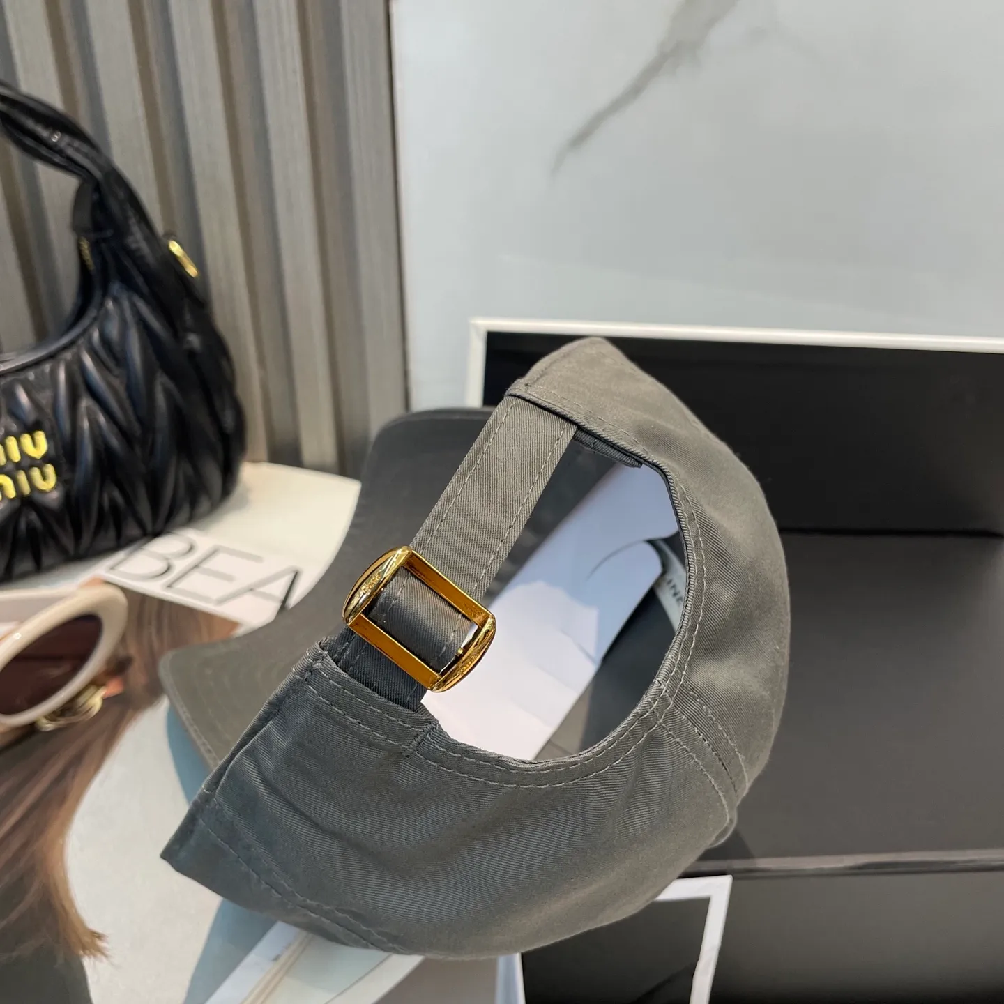 P70 popular CELINE official website purchase version. Original 1:1 customized! The latest baseball cap with the same style as the simple letter star, fashionable and high-end workmanship! Every hat is made with care! Extraordinary quality, suitable for both men and women.    Céline's hat has a simple design, high-end color matching, delicate texture, and clean style. It is an iconic item. The letter C is the official icon of CELINE. It is deeply rooted in the brand's historical heritage, and at the same time it exudes modern elegance and a new trend of retro modernity. Simple baseball cap decorated with C logo. Self-attitude, no need to elaborate.