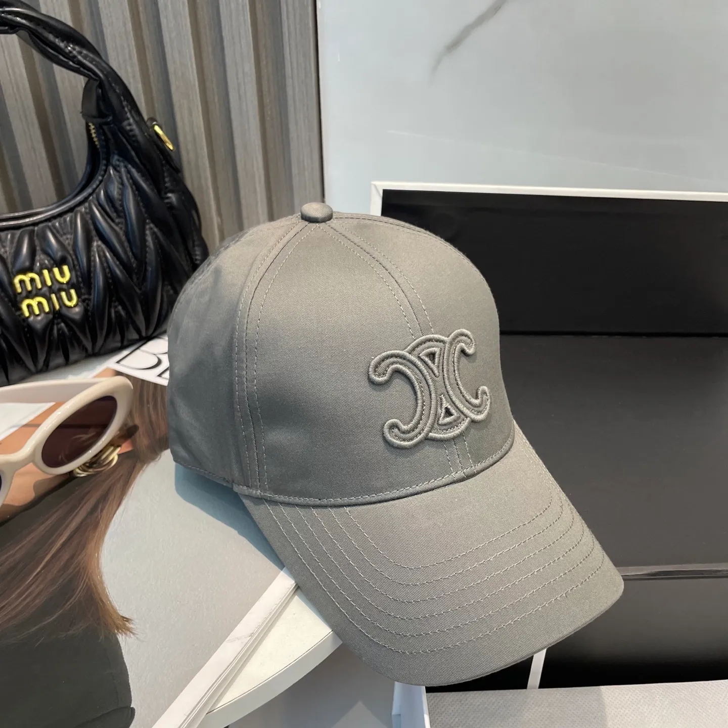 P70 popular CELINE official website purchase version. Original 1:1 customized! The latest baseball cap with the same style as the simple letter star, fashionable and high-end workmanship! Every hat is made with care! Extraordinary quality, suitable for both men and women.    Céline's hat has a simple design, high-end color matching, delicate texture, and clean style. It is an iconic item. The letter C is the official icon of CELINE. It is deeply rooted in the brand's historical heritage, and at the same time it exudes modern elegance and a new trend of retro modernity. Simple baseball cap decorated with C logo. Self-attitude, no need to elaborate.