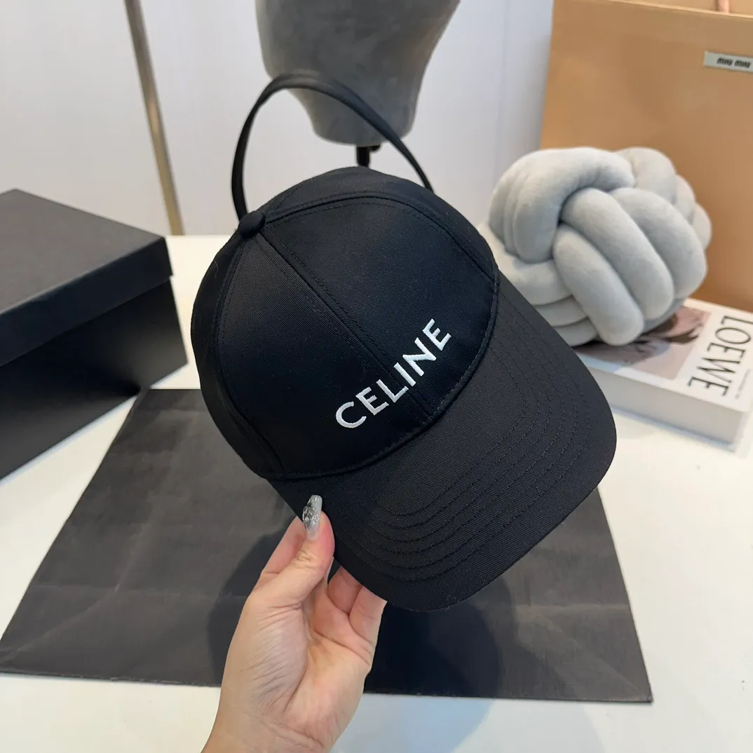P60 dark blue denim CELINE Celine 2024ss new Arc de Triomphe embroidered baseball cap 🧢 Top version 👍 Purchased Z batch version, the hat shape is completely customized according to Z batch 22:1. Customized washed denim fabric, super textured! The Arc de Triomphe pattern is different from the version on the market, and the size and texture of the looped hair are all restored. The hardware adjustment buckle is custom-molded and has a logo. Customized logo webbing inside the hat, all details restored💯 ⚠️Size: One size fits all and adjustable!