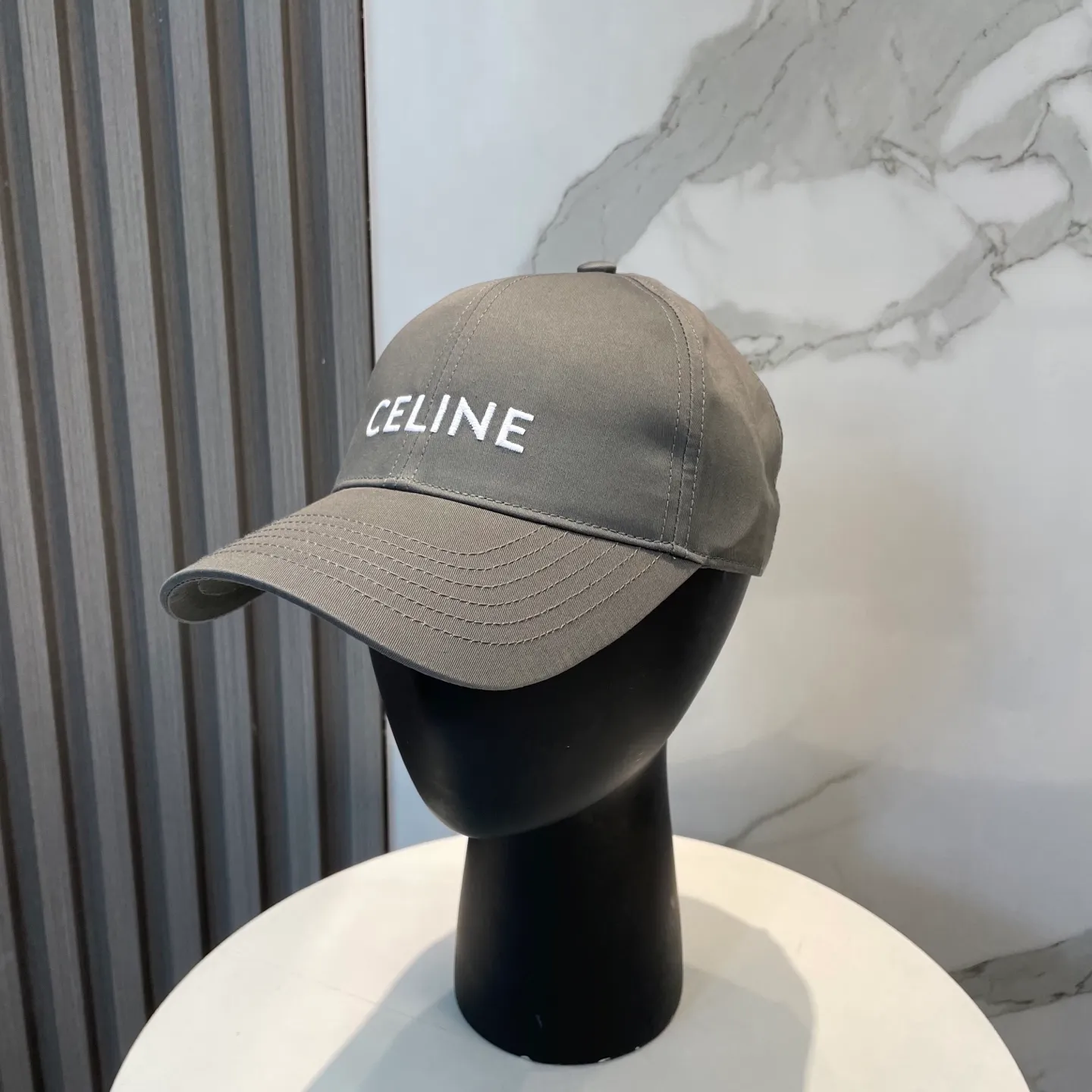 P70 popular CELINE official website purchase version. Original 1:1 customized! The latest baseball cap with the same style as the simple letter star, fashionable and high-end workmanship! Every hat is made with care! Extraordinary quality, suitable for both men and women.    Céline's hat has a simple design, high-end color matching, delicate texture, and clean style. It is an iconic item. The letter C is the official icon of CELINE. It is deeply rooted in the brand's historical heritage, and at the same time it exudes modern elegance and a new trend of retro modernity. Simple baseball cap decorated with C logo. Self-attitude, no need to elaborate.