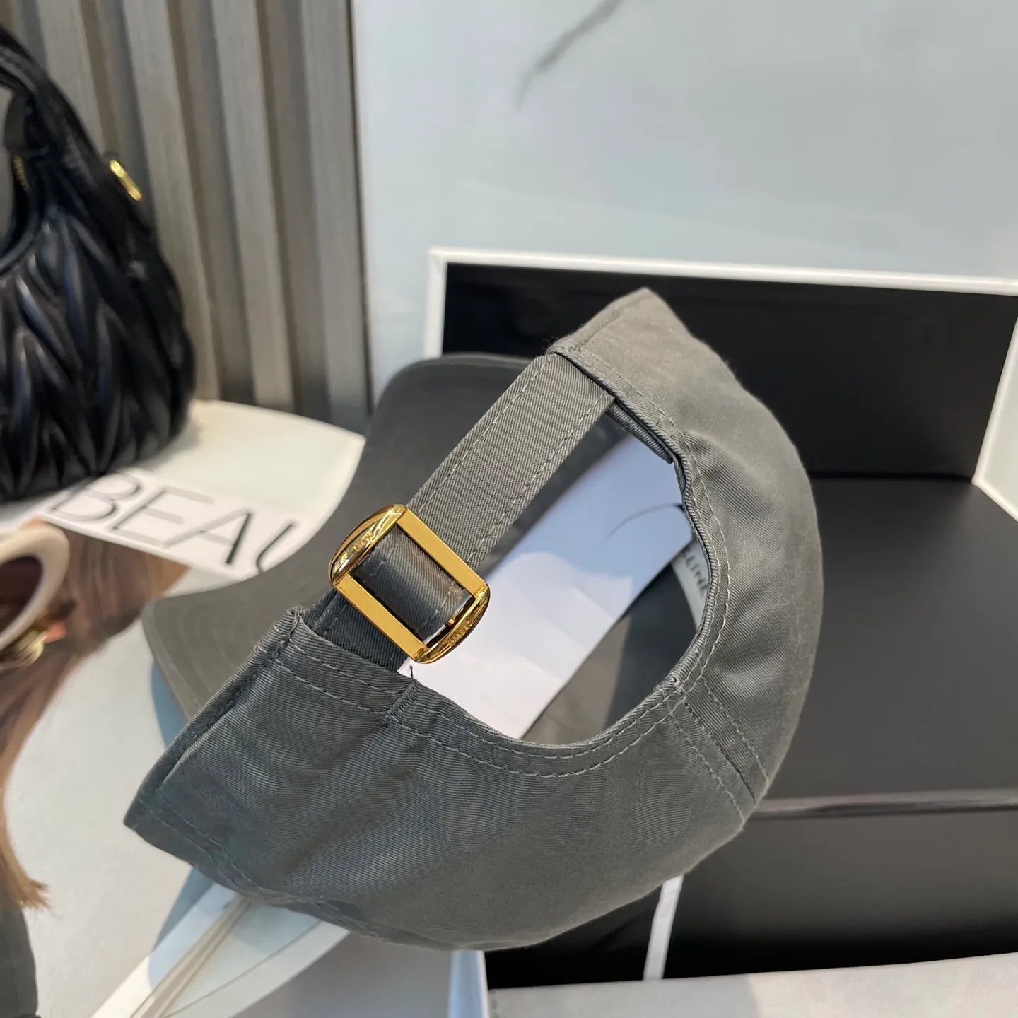 P70 popular CELINE official website purchase version. Original 1:1 customized! The latest baseball cap with the same style as the simple letter star, fashionable and high-end workmanship! Every hat is made with care! Extraordinary quality, suitable for both men and women.    Céline's hat has a simple design, high-end color matching, delicate texture, and clean style. It is an iconic item. The letter C is the official icon of CELINE. It is deeply rooted in the brand's historical heritage, and at the same time it exudes modern elegance and a new trend of retro modernity. Simple baseball cap decorated with C logo. Self-attitude, no need to elaborate.