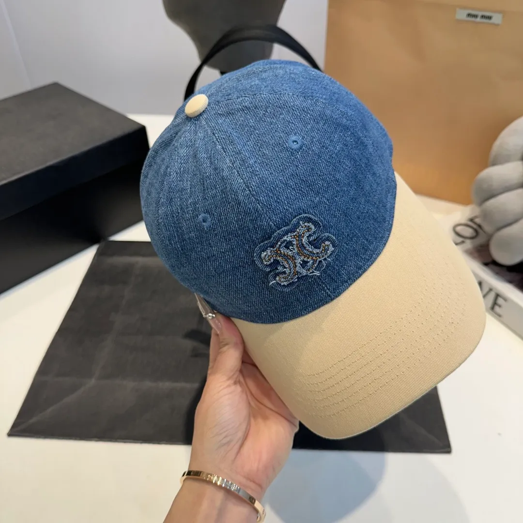 P56 CELINE's new classic casual and trendy baseball cap🧢Japanese and Korean style, looks great with any combination! A must-have when traveling