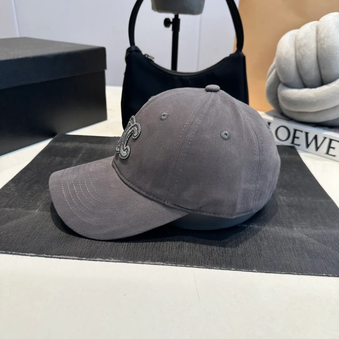 P60 CELINE Celine's new classic casual and trendy style, simple baseball cap🧢Japanese and Korean style, looks great with any combination! A must-have when traveling