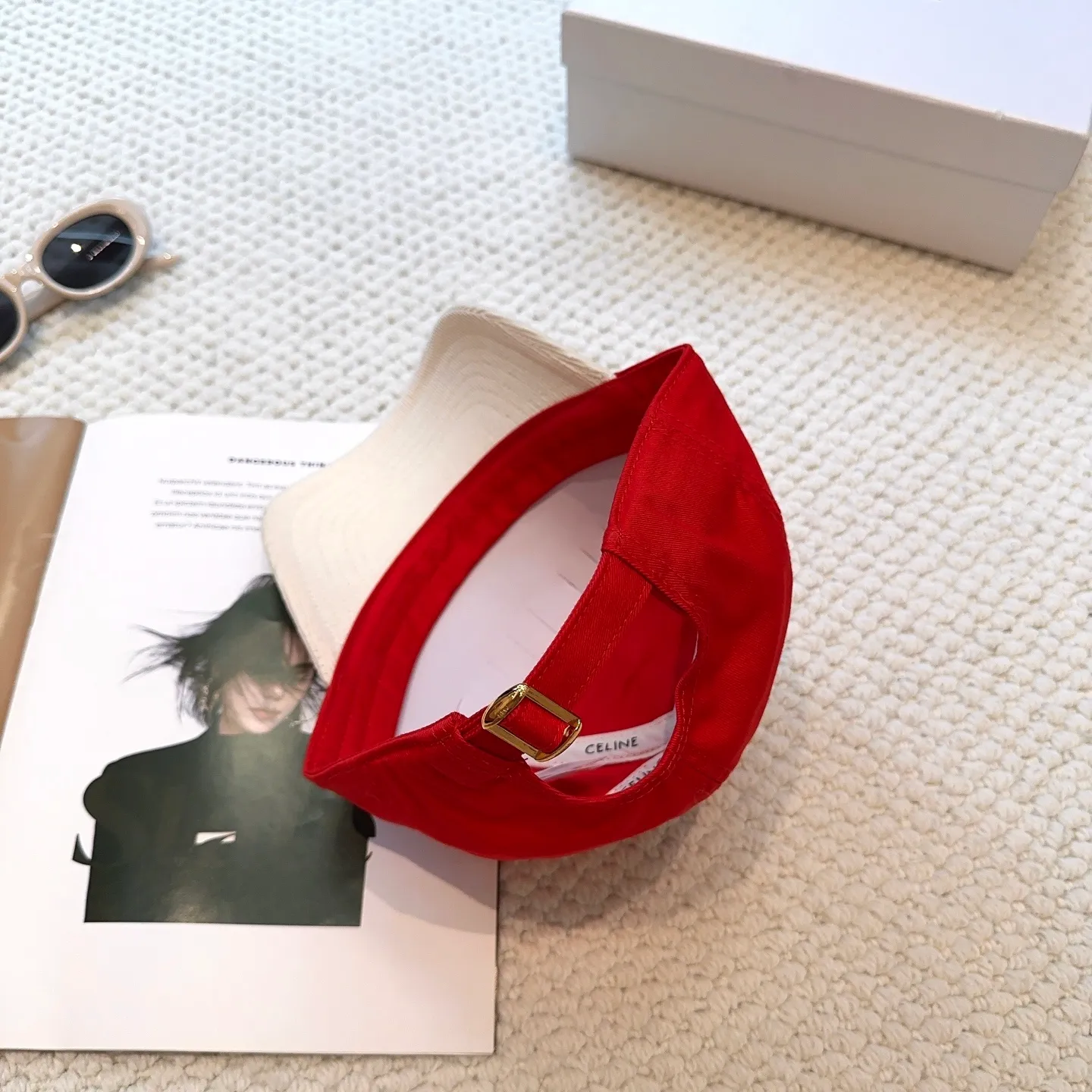 P70 popular CELINE official website purchase version. Original 1:1 customized! The latest baseball cap with the same style as the simple letter star, fashionable and high-end workmanship! Every hat is made with care! Extraordinary quality, suitable for both men and women.    Céline's hat has a simple design, high-end color matching, delicate texture, and clean style. It is an iconic item. The letter C is the official icon of CELINE. It is deeply rooted in the brand's historical heritage, and at the same time it exudes modern elegance and a new trend of retro modernity. Simple baseball cap decorated with C logo. Self-attitude, no need to elaborate.