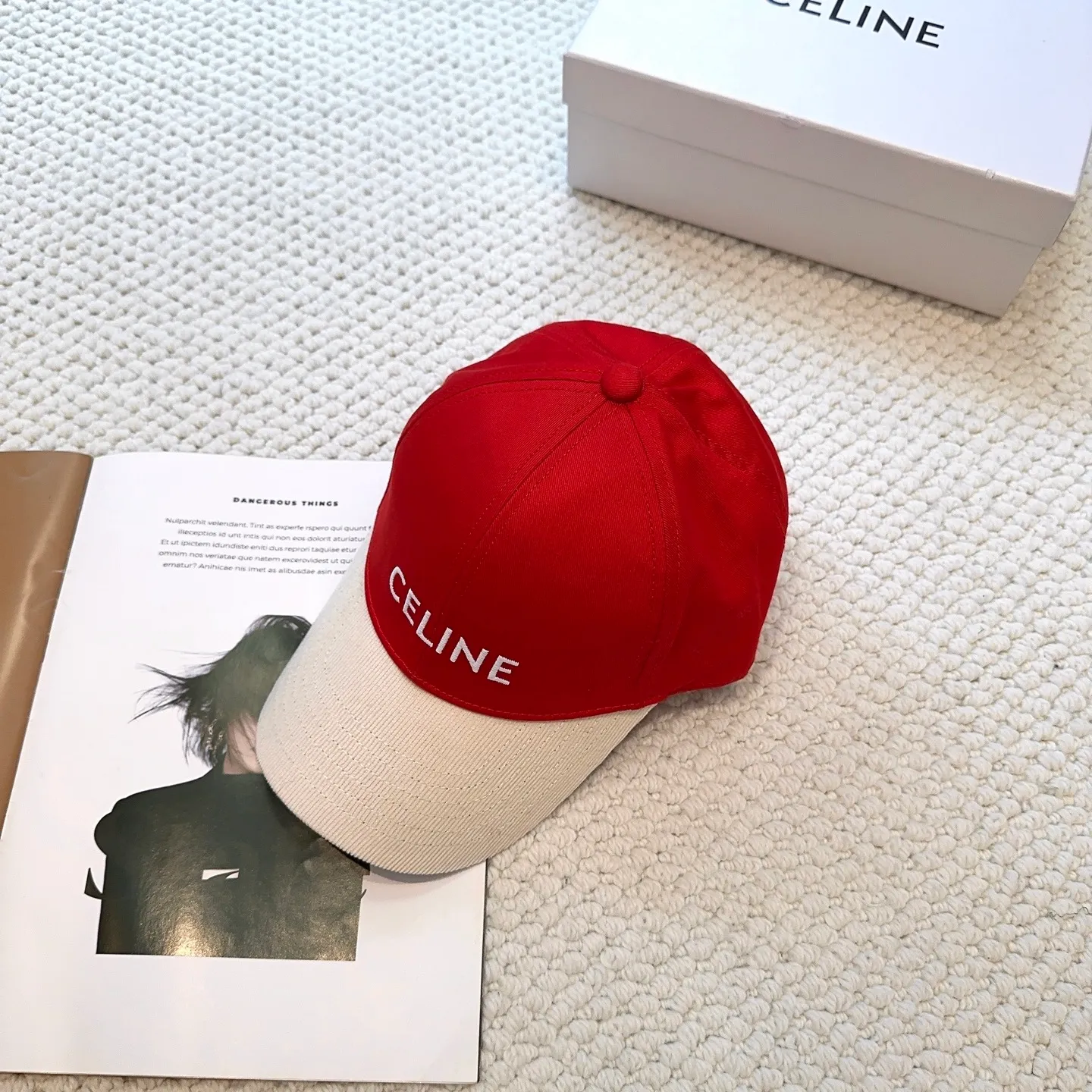 P70 popular CELINE official website purchase version. Original 1:1 customized! The latest baseball cap with the same style as the simple letter star, fashionable and high-end workmanship! Every hat is made with care! Extraordinary quality, suitable for both men and women.    Céline's hat has a simple design, high-end color matching, delicate texture, and clean style. It is an iconic item. The letter C is the official icon of CELINE. It is deeply rooted in the brand's historical heritage, and at the same time it exudes modern elegance and a new trend of retro modernity. Simple baseball cap decorated with C logo. Self-attitude, no need to elaborate.