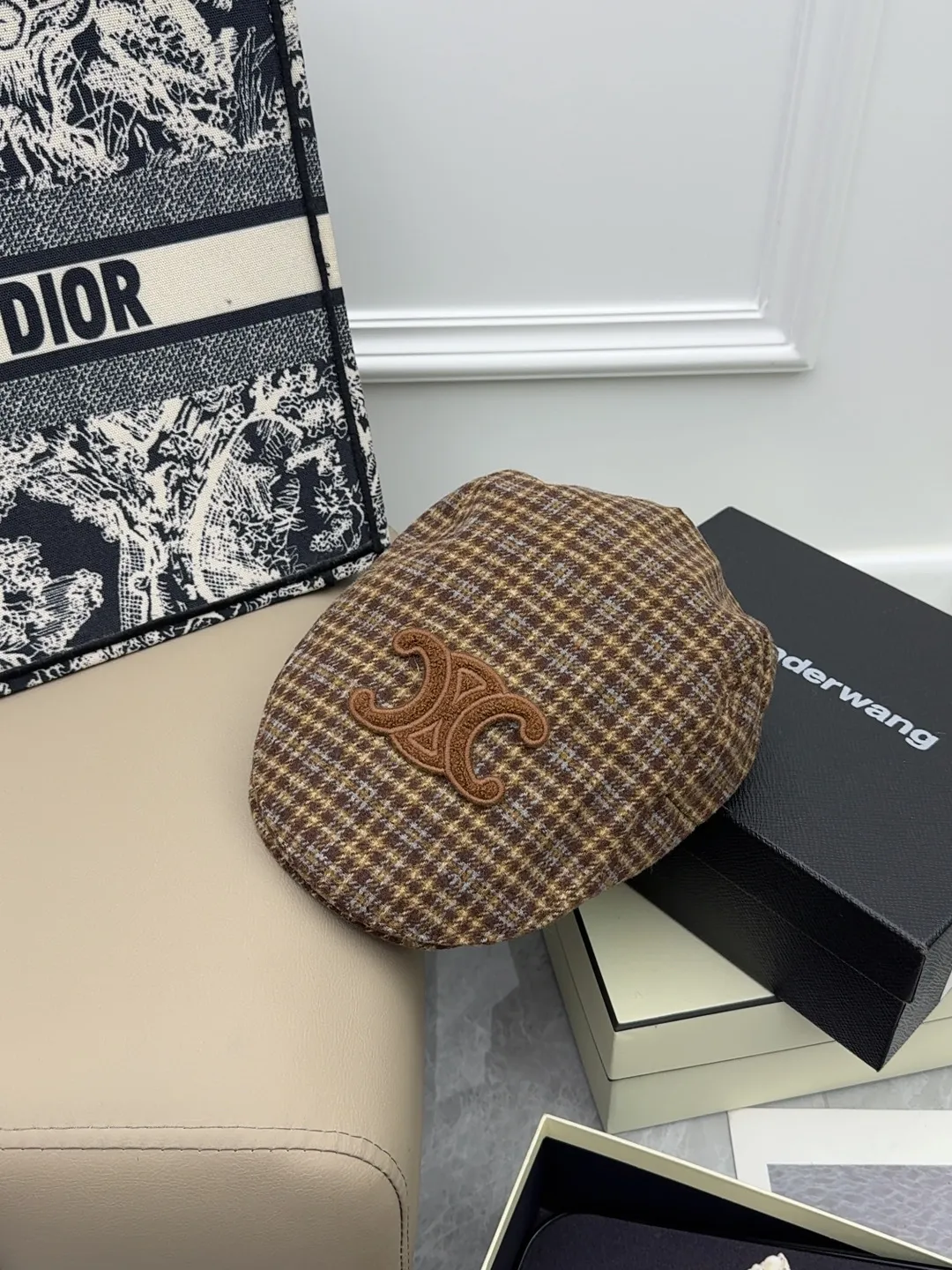 CELINE 🤎 The old money style returns in autumn and winter‼ ️ A perfect forward hat🤩