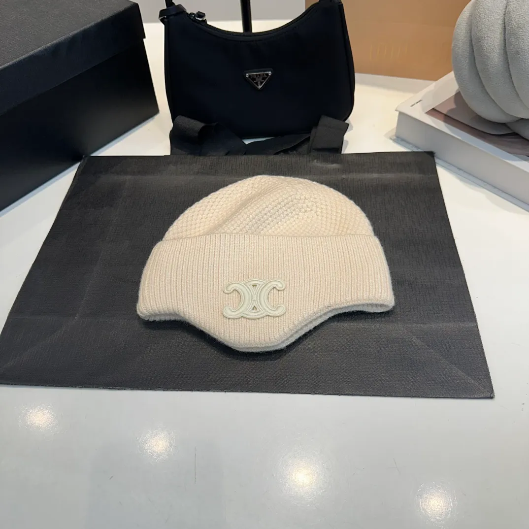 P70 CELINE🖤 Autumn and winter knitted ear protection hat Japanese personalized knitted autumn and winter ear protection hat👏✊ Made of high-quality wool, soft and comfortable, thick hat, first-class thermal insulation effect, plush feeling, soft and skin-friendly! Suitable for all kinds of clothes in autumn and winter!