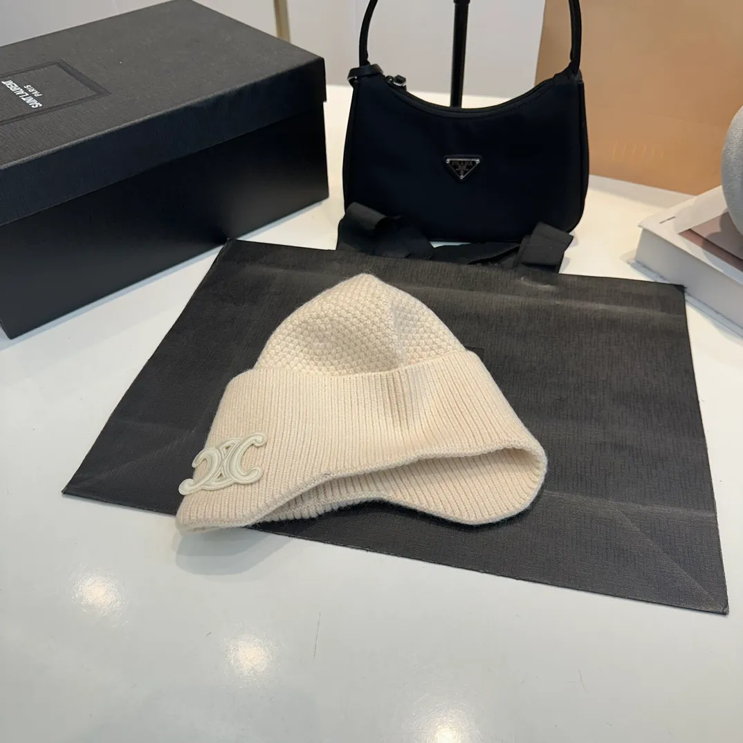 P70 CELINE🖤 Autumn and winter knitted ear protection hat Japanese personalized knitted autumn and winter ear protection hat👏✊ Made of high-quality wool, soft and comfortable, thick hat, first-class thermal insulation effect, plush feeling, soft and skin-friendly! Suitable for all kinds of clothes in autumn and winter!