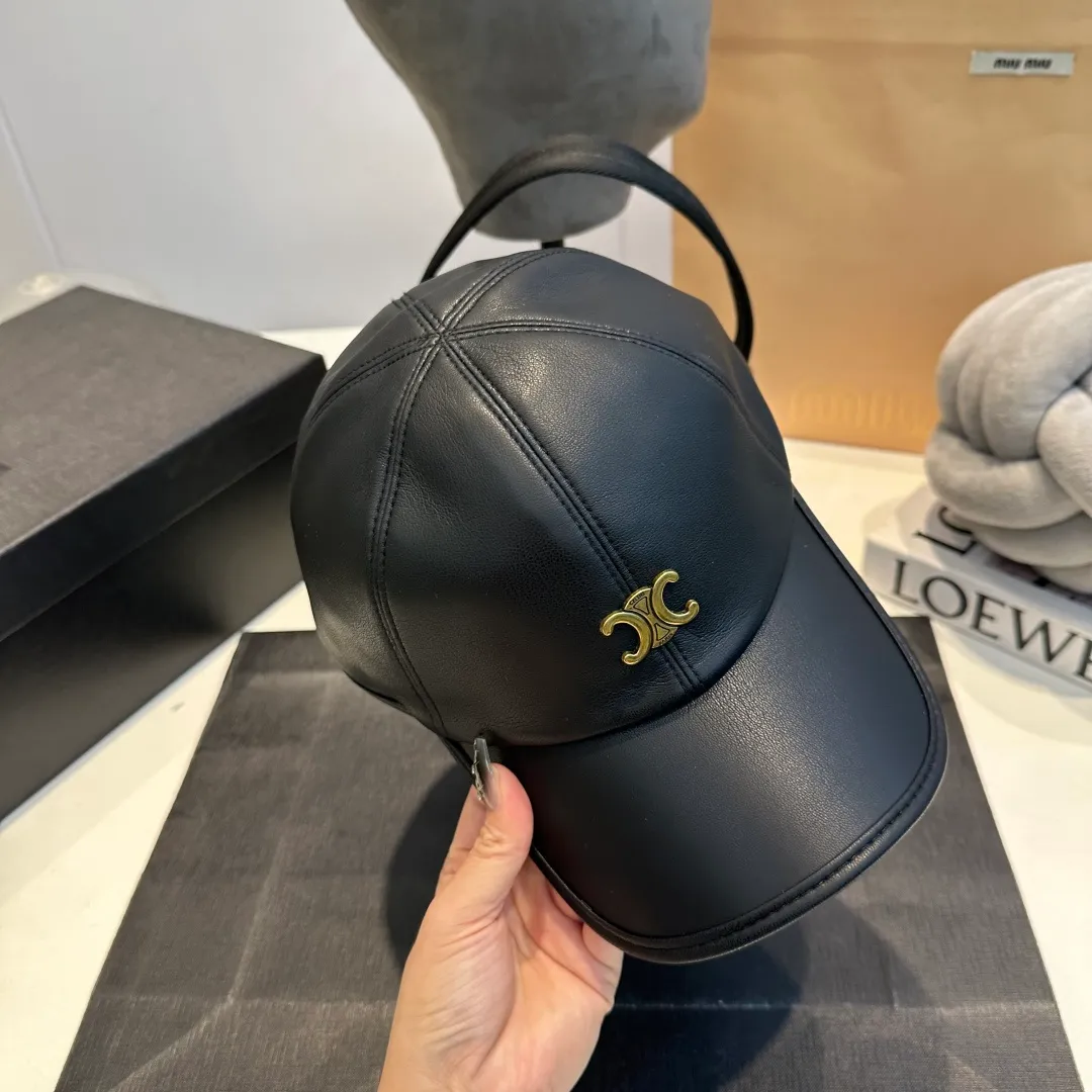 P70 CELINE new autumn cowhide baseball cap with vintage texture leather logo, double-layer material on the brim. The brim is crisp and stylish, and comes standard with fashionable cold hats.