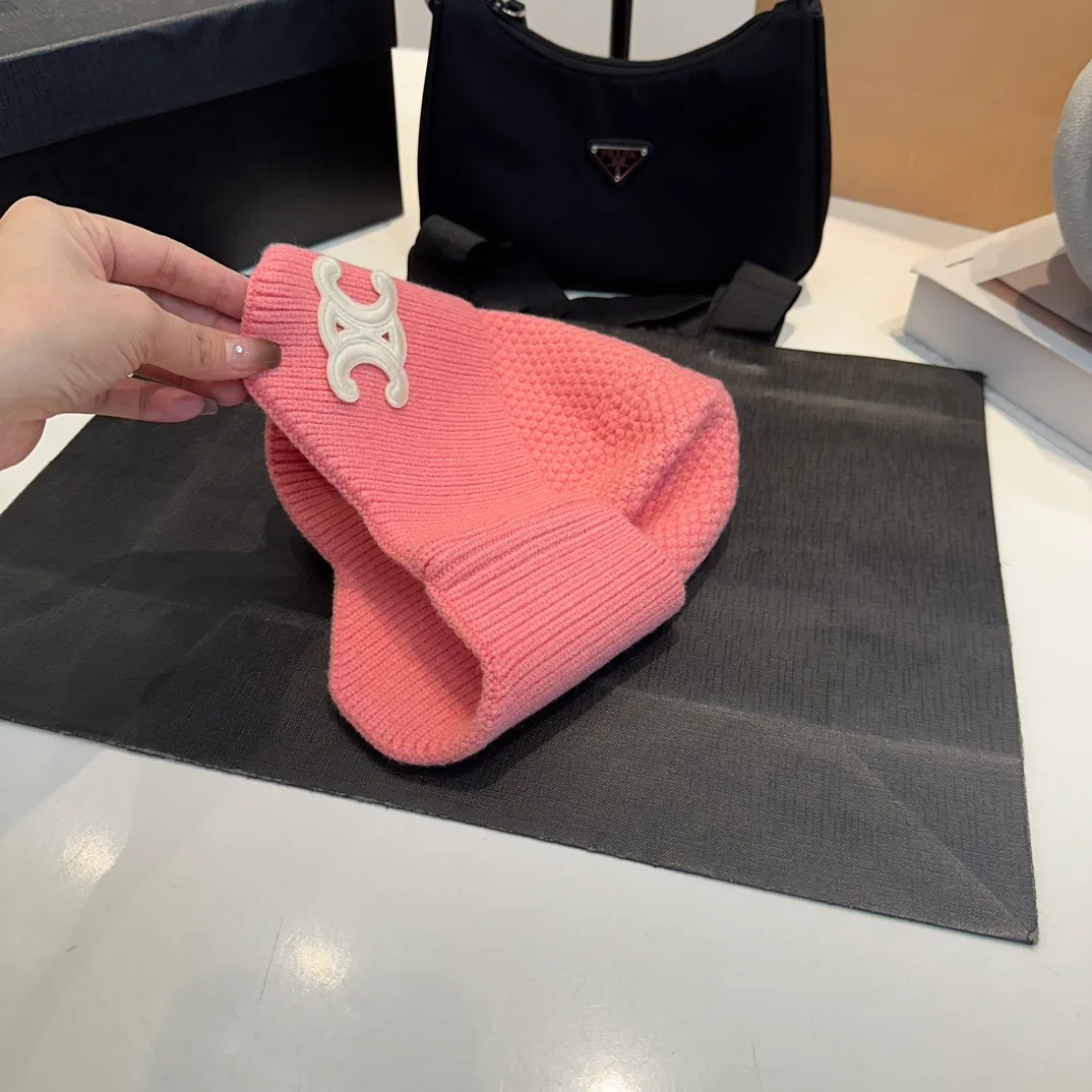 P70 CELINE🖤 Autumn and winter knitted ear protection hat Japanese personalized knitted autumn and winter ear protection hat👏✊ Made of high-quality wool, soft and comfortable, thick hat, first-class thermal insulation effect, plush feeling, soft and skin-friendly! Suitable for all kinds of clothes in autumn and winter!