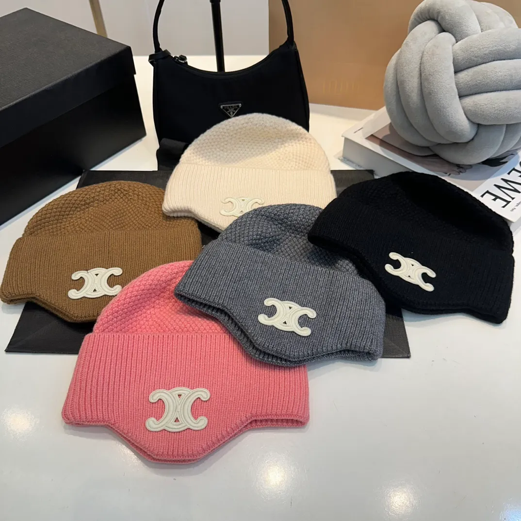 P70 CELINE🖤 Autumn and winter knitted ear protection hat Japanese personalized knitted autumn and winter ear protection hat👏✊ Made of high-quality wool, soft and comfortable, thick hat, first-class thermal insulation effect, plush feeling, soft and skin-friendly! Suitable for all kinds of clothes in autumn and winter!