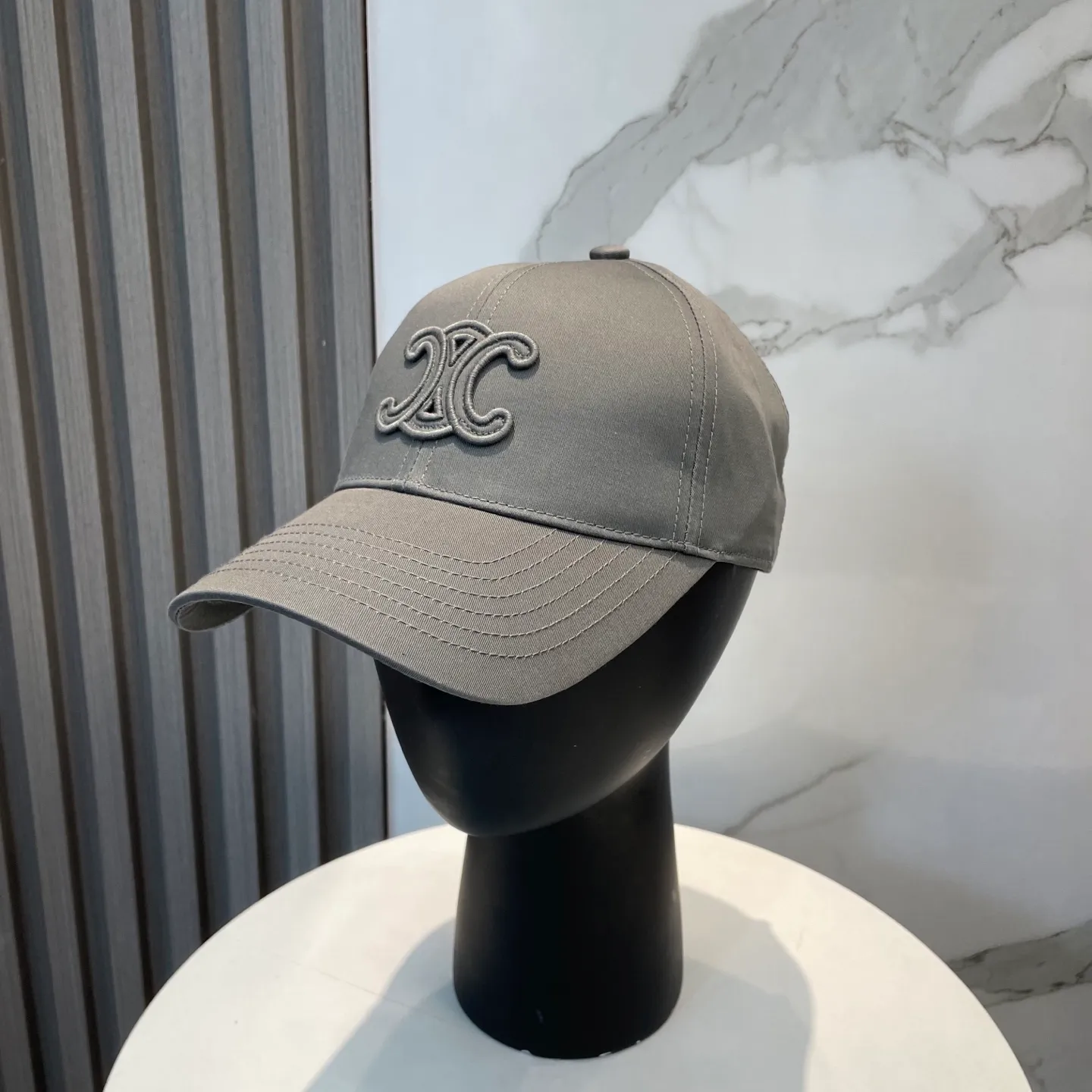 P70 popular CELINE official website purchase version. Original 1:1 customized! The latest baseball cap with the same style as the simple letter star, fashionable and high-end workmanship! Every hat is made with care! Extraordinary quality, suitable for both men and women.    Céline's hat has a simple design, high-end color matching, delicate texture, and clean style. It is an iconic item. The letter C is the official icon of CELINE. It is deeply rooted in the brand's historical heritage, and at the same time it exudes modern elegance and a new trend of retro modernity. Simple baseball cap decorated with C logo. Self-attitude, no need to elaborate.