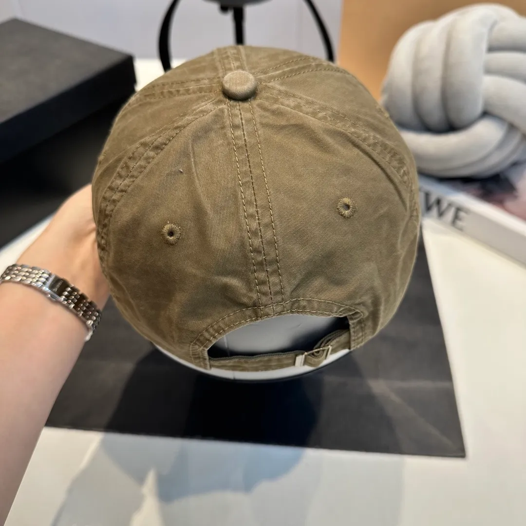 P60 CELINE's new classic casual and trendy baseball cap🧢Japanese and Korean style, looks great with any combination! A must-have when traveling