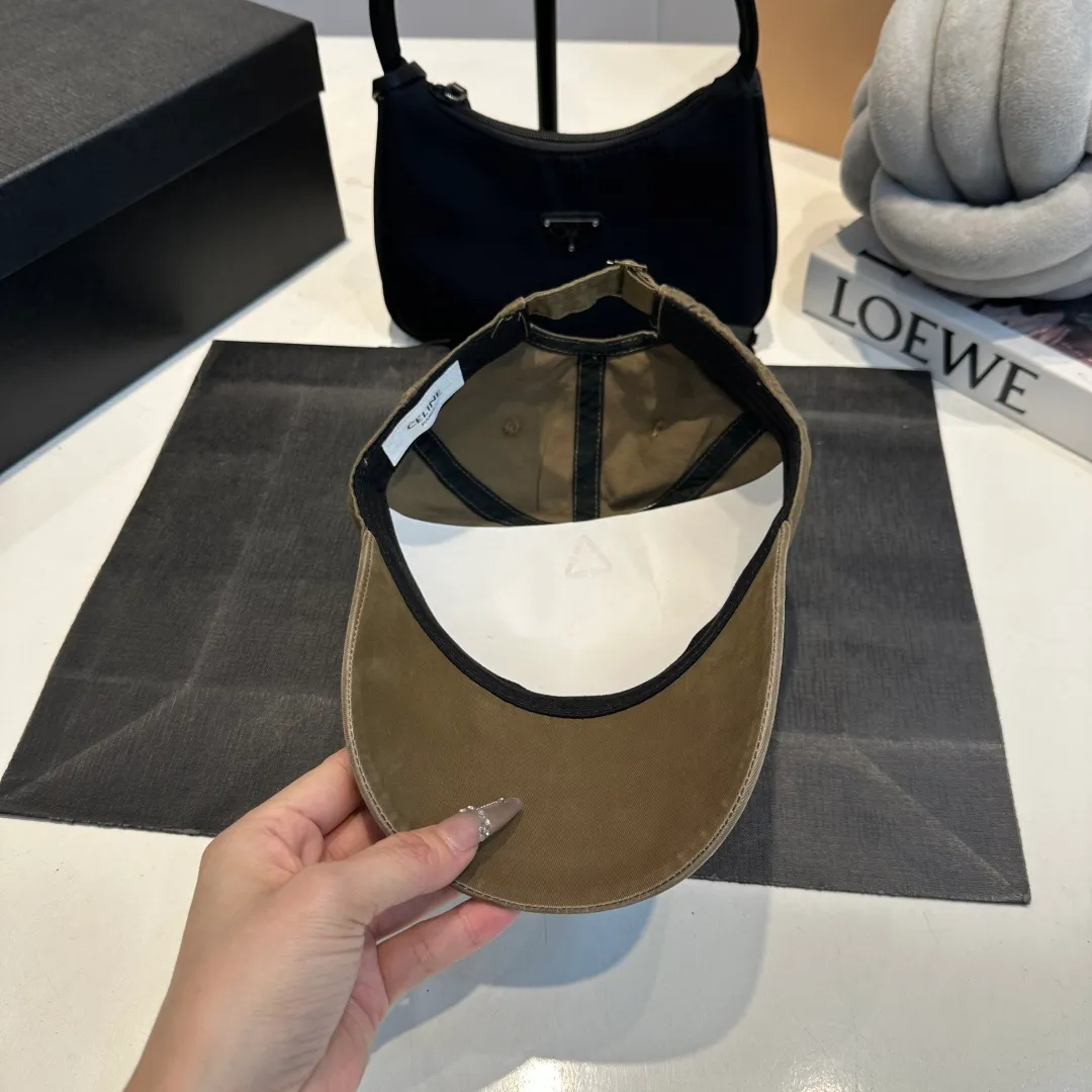 P60 CELINE's new classic casual and trendy baseball cap🧢Japanese and Korean style, looks great with any combination! A must-have when traveling