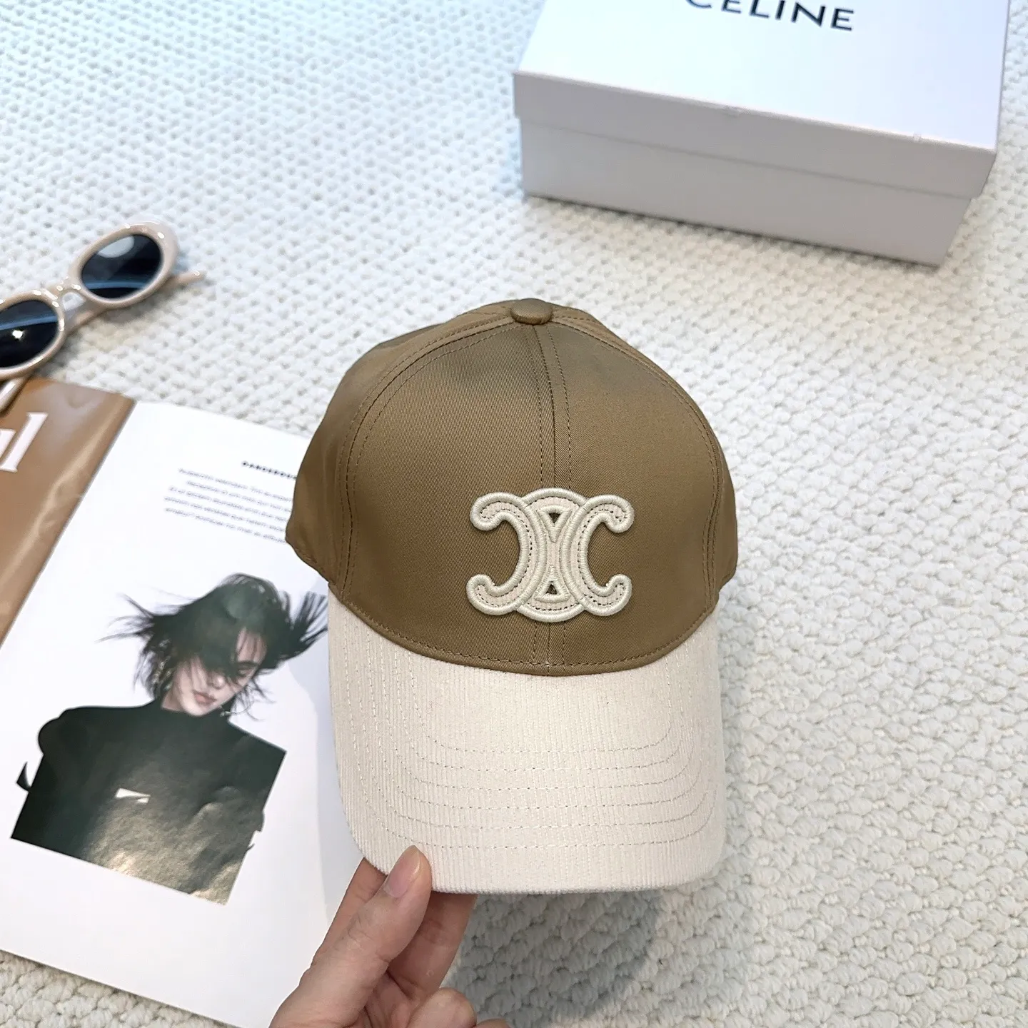 P70 popular CELINE official website purchase version. Original 1:1 customized! The latest baseball cap with the same style as the simple letter star, fashionable and high-end workmanship! Every hat is made with care! Extraordinary quality, suitable for both men and women.    Céline's hat has a simple design, high-end color matching, delicate texture, and clean style. It is an iconic item. The letter C is the official icon of CELINE. It is deeply rooted in the brand's historical heritage, and at the same time it exudes modern elegance and a new trend of retro modernity. Simple baseball cap decorated with C logo. Self-attitude, no need to elaborate.