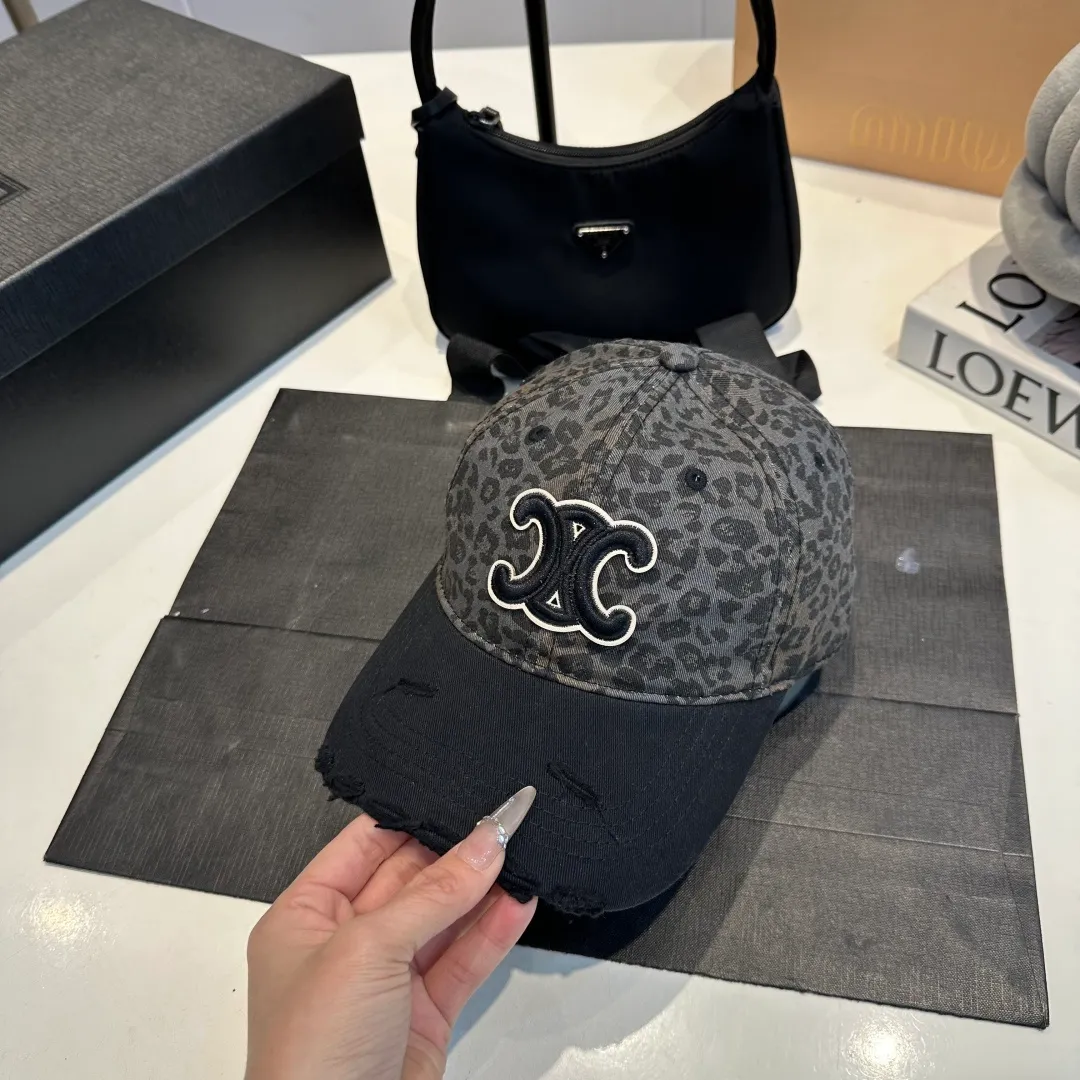 P60 CELINE's new Arc de Triomphe logo leopard print baseball cap. High-quality replica, great color, perfect details. The latest Arc de Triomphe logo, a must-buy.