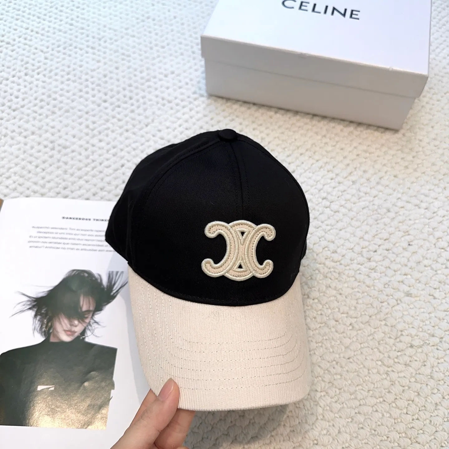 P70 popular CELINE official website purchase version. Original 1:1 customized! The latest baseball cap with the same style as the simple letter star, fashionable and high-end workmanship! Every hat is made with care! Extraordinary quality, suitable for both men and women.    Céline's hat has a simple design, high-end color matching, delicate texture, and clean style. It is an iconic item. The letter C is the official icon of CELINE. It is deeply rooted in the brand's historical heritage, and at the same time it exudes modern elegance and a new trend of retro modernity. Simple baseball cap decorated with C logo. Self-attitude, no need to elaborate.